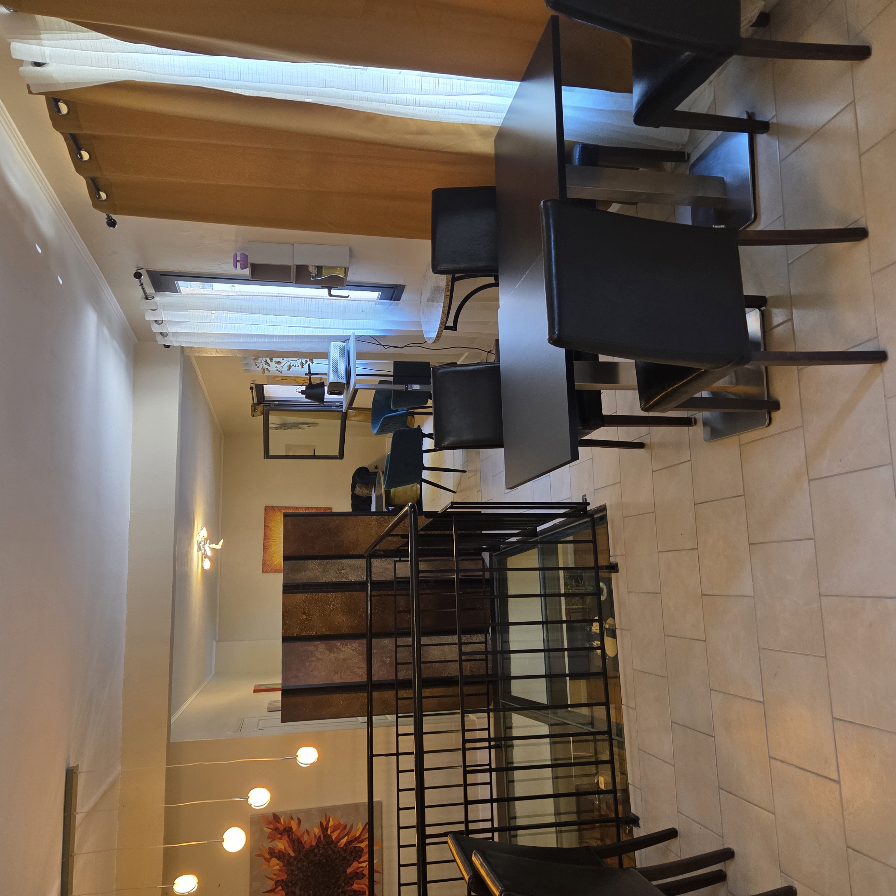 À vendre : bel établissement de restauration de 250 m², idéal pour un couple dynamique ou toute personne souhaitant développer une activité de restauration, traiteur ou commerce de proximité. Actuellement exploité seul depuis 8 ans renommée dans le lauragais, je souhaite céder mon affaire pour raisons de santé.

Description de l’établissement
- Surface totale : 250 m²
- Logement inclus : 40 m², pratique pour un couple souhaitant vivre sur place.
- Petit local indépendant de 50 m², équipé de toilettes, idéal pour :
  - une pizzeria,  
  - une boutique,  
  - ou toute autre activité complémentaire.

Espaces de restauration
- Deux salles :
  - Rez-de-chaussée : 30 couverts
  - Étage : 20 couverts
- Terrasse extérieure : 30 couverts
  - Location terrasse : 50 € / an
- Possibilité d’agrandir l’espace extérieur sur la voie publique en accord avec le propriétaire ou la mairie.

Cuisine et matériel
- Cuisine entièrement aménagée, fonctionnelle et prête à travailler :
  - plonge
  - espace de préparation adapté pour environ 60 couverts
- Activité traiteur déjà possible et facilement développable.

Conditions financières
- Loyer : 600 € / mois, tout compris.
- Charges très raisonnables pour un établissement de cette taille.

Points forts
- Affaire idéale pour un couple motivé ou un duo souhaitant développer une activité solide.
- Local supplémentaire permettant une deuxième activité (pizzeria, vente à emporter, commerce…).
- Établissement prêt à travailler immédiatement.
- Très bon potentiel de développement : traiteur, pizzeria, extension terrasse, événements…