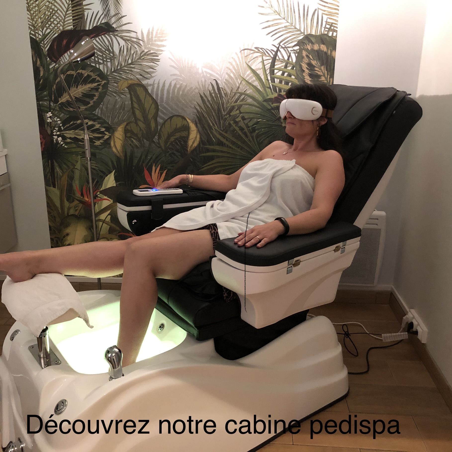 Institut de beauté implanté depuis 40 ans - de très bonne notoriété et à la pointe des dernières techniques. Cession pour retraite 
Matériel haut de gamme aux normes : LPG - lumière pulsée - Hi fu - solarium - radio fréquence - hydrofacial- Laser- Cryocell- Esthe shape .Pédispa- Ordinateur caisse .
Local de 110 M2 env - récemment rénové - comprenant 7 cabines - 1 point ongle - 1 local vestiaire repas - 1 réserve - un sous sol avec laverie.
Au coeur d'une petite ville, sans concurrence avec stationnement à proximité - clientèle fidèle.
Bon bilan . Aide publique et fiscale de reprise car situé en zone revitalisation rurale 
1 salariée et 2 apprenties . Peut convenir à 2 associés
Accompagnement du repreneur proposé.