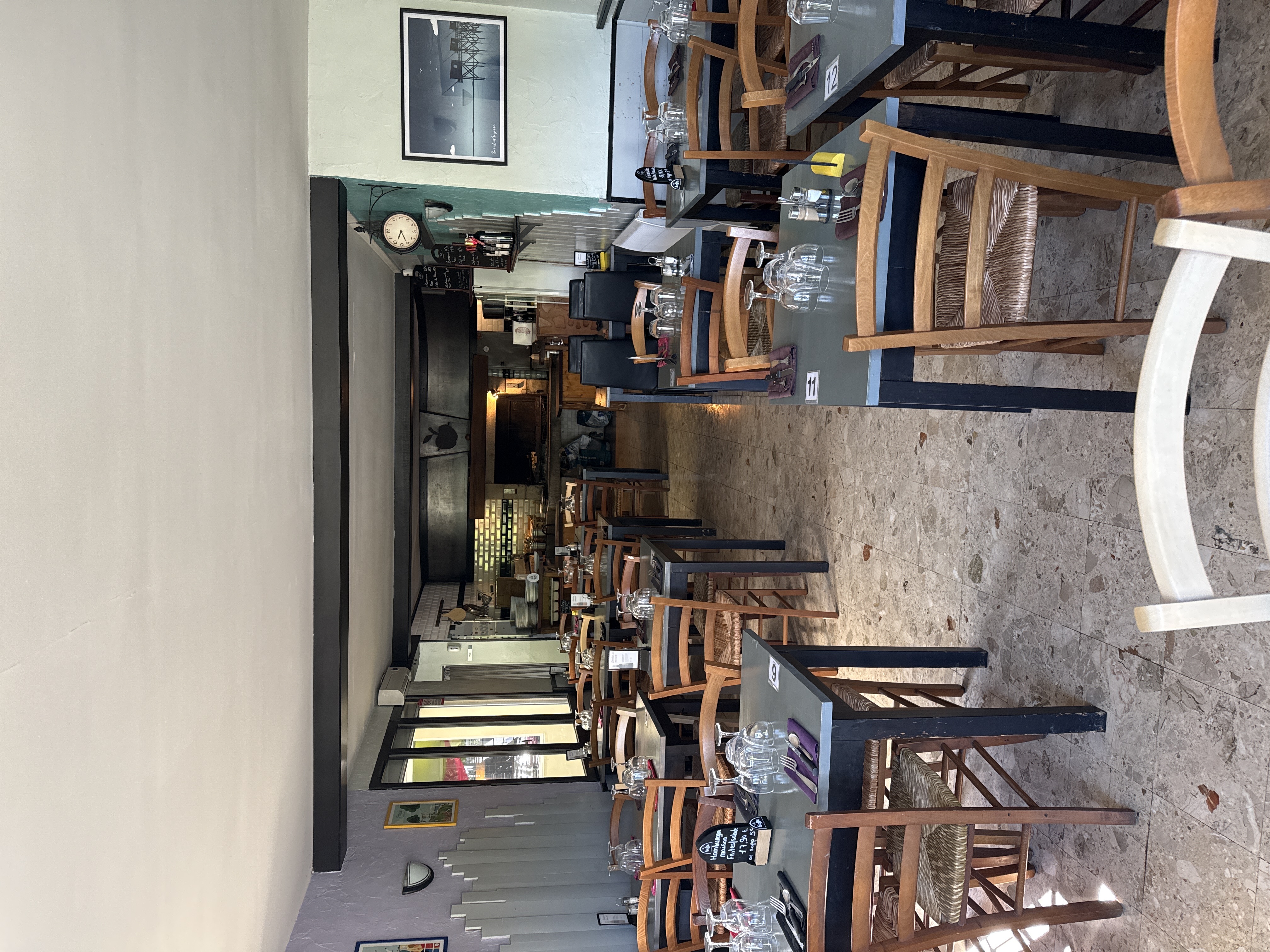 Restaurant 170 m² 
Vous rêvez de reprendre une affaire saine, rentable et parfaitement implantée ? en voici l'opportunité, ce restaurant de cuisine traditionnelle situé à Donges, est fait pour vous !  Emplacement N°1 en angle, à proximité d'une route très passante, dans une zone à rayonnement multicommunal.  Capacité : 50 couverts en salle + 20 place en salle bar + 30 en terrasse – clientèle fidèle de proximité et professionnelle.  Historique solide : Exploitation en place depuis plus de 10 ans, chiffre d’affaires stable autour de 250 000 € HT/an avec un EBE retraité de 100 000 €. Loyer 1600€ HT/mois  Local en bon état, matériel renouvelé, extraction en toiture, accessibilité PMR, conformité électrique & encaissement.  Atouts supplémentaires :  Licence IV  /Réserve / stockage  Stationnement aisé avec un grand parking à proximité immédiate  Bail tous commerces jusqu’en 2032 incluant un logement de fonction ou location à la chambre (très demandé).
 Possibilité d'acquérir les murs.  Excellente e-réputation  Potentiel de croissance identifié : +20 % du CA sur 3 ans. Fréquence d’ouverture optimisable (actuellement 5 midis/semaine, fermé les week-ends).  Prix de cession du fonds : 120000 €  Aucun diplôme requis, gestion accessible, idéal pour un couple ou une première affaire !  Contactez-nous dès maintenant pour organiser une visite et découvrir cette belle opportunité clé en main.