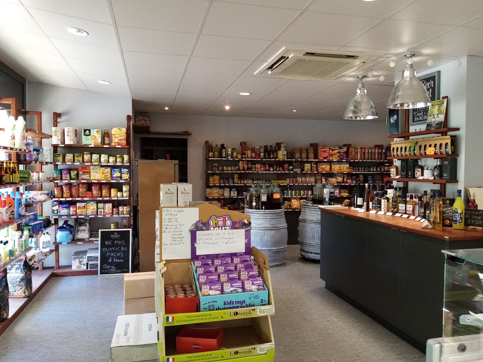 Vends fond de commerce d'une épicerie située sur une commune de 1200 habitants, sur un axe très passant. Situation géographique idéale, petit centre commercial. Facilités de stationnement (parking). Le commerce possède une surface de vente de 90 m² pour une surface totale de 150 m². Grande chambre froide, réserve de stockage. Il possède une cuisine d'environ 10 m² avec un four à pizza. Idéal pour un couple. Ce commerce a encore un gros potentiel de développement, notamment sur la pizza. la clientèle est essentiellement locale et fidélisée. Matériel et local en très bon état. Nous travaillons avec des producteurs locaux.
Voici les services proposés:
fruits et légumes, produits frais (viandes, fromages, yaourts...), traiteur
cave (vins, spiritueux, whiskies, rhums, bières..), épicerie sèche.
rôtisserie le dimanche matin...
Cadre de vie paisible. Ecole maternelle et primaire sur la commune.