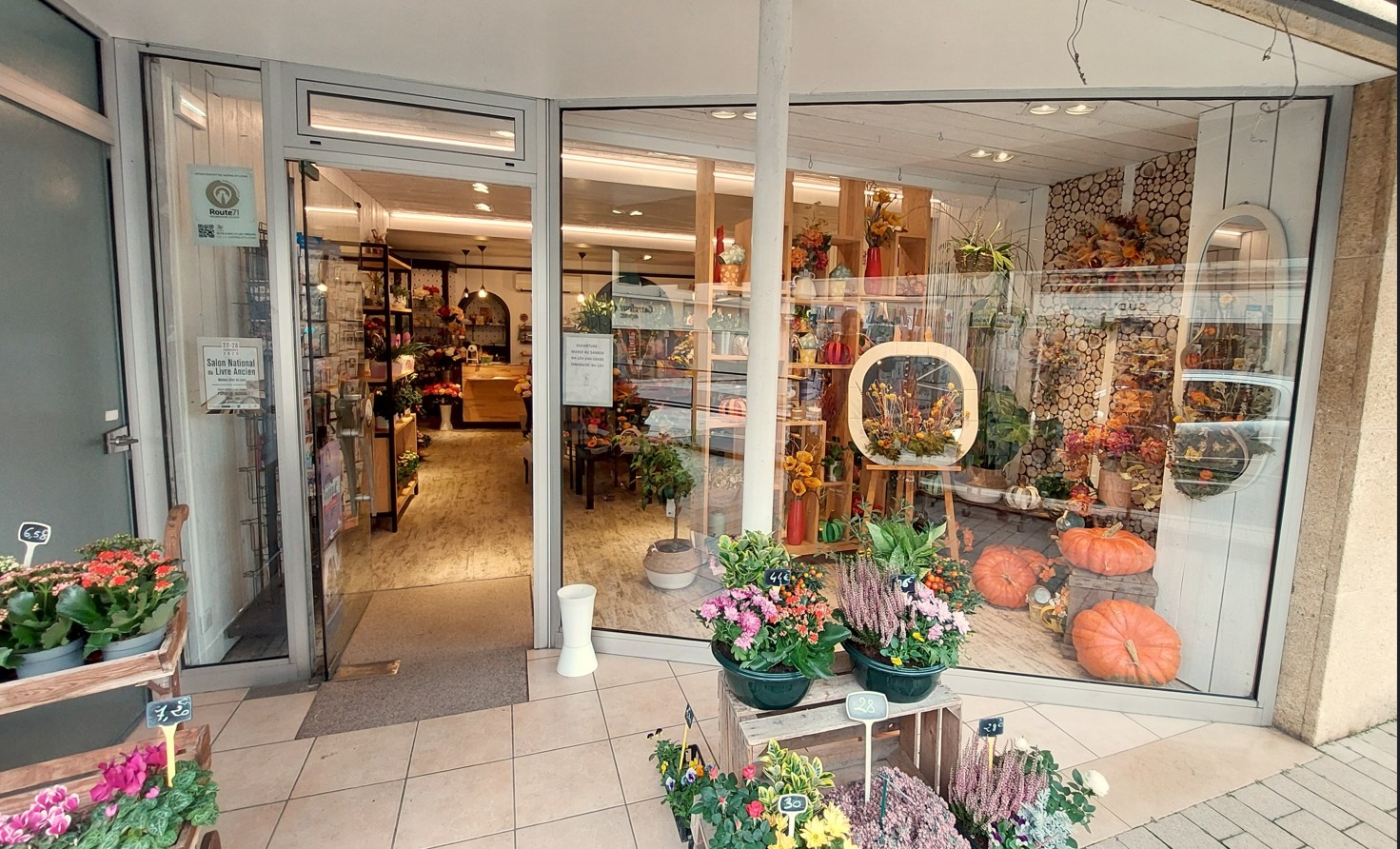 Vous êtes fleuriste, passionné(e) et à la recherche du commerce idéal ? N'hésitez plus et étudiez cette annonce faites pour vous !
Au coeur de la ville de Paray-le-Monial, riche d'un patrimoine patrimonial et spirituel, où le commerce de proximité qualitatif est plébiscité et valorisé en permanence, ce commerce vous attend !
 Rénové totalement en 2022, c'est un outil de travail au CA confortable, très positif et en constante évolution. L'installation, juste à côté d'une très belle boulangerie-pâtisserie et salon de thé, a renforcé son développement et attractivité, encore récemment.
Le commerce se compose ainsi :
- une belle vitrine et un espace extérieur aménagé,
- 45 m2 d'espace de vente climatisé,
- 1 atelier de plus de 15 m2 avec point d'eau et toilettes,
- 1 cave de 45 m2, naturellement tempérée et aménagée, idéale pour le stockage lors des temps forts (Toussaint, Noël, Fête des mères ..
- 1 cour extérieure attenante et accessible également par le côté du bâtiment.
C'est un magasin charmant, empli de fleurs fraiches, de plantes extérieures et intérieures, de petite déco et parfums d'intérieur, d'une offre qualitative de carterie.
Une offre plurielle qui a séduit une clientèle exigeante et très fidèle. 
Une salariée d'expérience accompagne la gérante passionnée depuis plus de 12 ans et sera un appui lors de votre reprise.
C'est une belle affaire à reprendre, source de revenus au sein d'une ville et territoire où il fait bon vivre et où les produits de qualité sont plus qu'appréciés !
Tradition, savoir-faire et modernité sont les atouts de cette proposition ! 
Alors n'hésitez plus et contactez-nous ! Plus de photos sur demande.