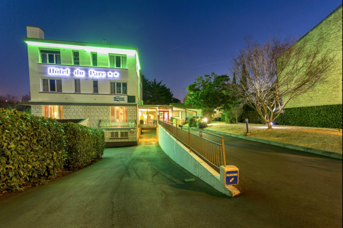 L'Hotel  est situé dans le centre de Niort, à 5 minutes à pied de la place centrale, la place de la Brèche. 
 
La ville de Niort concentre plus de 60 % des emplois de l'aire urbaine, la présence sur son territoire des sièges nationaux de la MAIF, de la MAAF, de la MACIF  en fait la capitale française des mutuelles d?assurance, la 4e place financière française et la capitale régionale de l?économie sociale et solidaire.
L?aire urbaine de Niort accueille également plusieurs établissements industriels d?importance. Parmi les filières les mieux représentées : l?aéronautique. (https://www.vivre-a-niort.com)

Aux portes du marais poitevin et son nouveau port, proche de la Rochelle et sur les principaux axes autoroutiers, la ville attire de nombreux visiteurs.

L'hôtel se trouve à moins de 10 minutes à pied du Donjon de Niort (le château médiéval) et de la gare SNCF. 

Son emplacement central, son nombre de chambre conséquent (49) ainsi que le grand parking en centre ville en font un bien avec un fort de potentiel. 

Possibilité de logement.