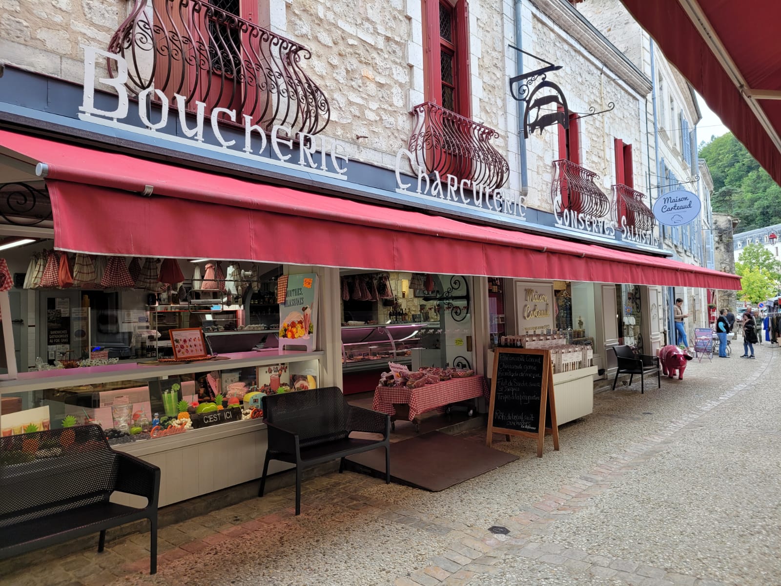 A reprendre, fonds de commerce, charcuterie,  conserverie, traiteur et boucherie. Entreprise centenaire implantée localement, forte renommée sur la qualité des produits. Possibilité de redévelopper l’activité traiteur extérieur (les
véhicules nécessaires sont présents ) et la vente de conserves sur internet. Les locaux se situent dans la rue piétonne du village très fréquenté durant la période estivale. Clientèle de particuliers mais également de professionnels. Matériel complet, entretenu et récent ( vitrine magasin renouvelée). Entreprise disposant de 2 points
de vente de 100 m² et 50 m² dont 1 avec un laboratoire de production ( 150m ²) 3 salariés en production + 1 salarié à la vente et 1 apprenti seront à reprendre. 2 baux commerciaux. Prix des loyers 28 305 € Fonds de commerce : 300 000 € CA 800000€