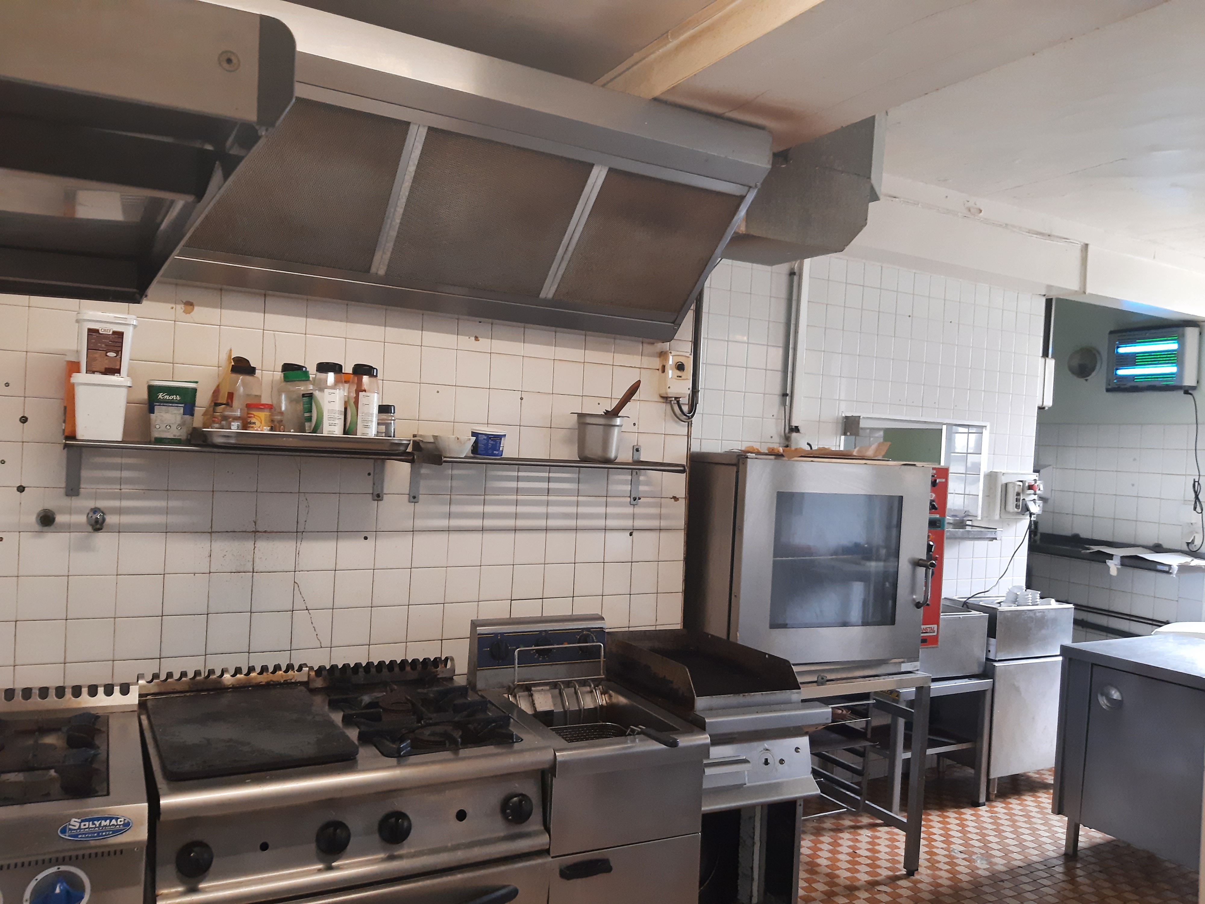 A vendre cause changement de projet.

Un Restaurant/Bar licence IV, 
Idéal pour un couple ou une première affaire pour une  personne issue de la restauration. 

Établissement d'angle situé à Plouigneau (29610), ville dynamique et charmante, comptant  environ 5000 habitants ainsi que de nombreux commerces et entreprises.
Parfaitement placé sur une avenue bénéficiant d'un flux important de passage, mais également à proximité de Morlaix et des plages (Locquirec, Plestin les grèves, Guimaec, Plougasnou,etc...). 
Le restaurant  peut accueillir aisément jusqu'à 70 convives et propose une cuisine traditionnelle de qualité. 
Une formule tout compris est proposée à 16 € tt, s'articulant autour d'un buffet d'entrée, un plat du jour, deux grillades et deux ou trois desserts du jour simple. 

Clientèle d'habitués, en général des artisans, des employés ,des personnes de passage mais également pas mal de touristes en été).
Entre 50 et 70 couverts sont servis du lundi au vendredi midi mais également le Samedi depuis mars 2025 ( CA ht Mars 2025 environ 23.000 € HT )  
- Le Dimanche sur réservation pour des groupes. 
Très bon avis sur Google et les plates-formes de notation.( 4,5*)

Affaire qui tourne avec 2 serveuses et le gérant en cuisine.  

- Masse salariale toute charges : environ 4200€.

- Électricité+fioul+gaz : 800€/mois.

Possibilité de reprendre les contrats des salariés.(Vivement recommandé).
Accompagnement à la passation (selon volonté).
 - CA HT 2024 (N -1) : 114.376 € HT( 7 mois d'activité), 

- CA HT  2025 (N ) : 125.853 € HT (7 mois d'activité) 

Établissement entièrement équipée et répondant aux normes réglementaires (accès PMR,extraction,plonge automatique,centrale de nettoyage...).
Affaire clé en main.
Aucun prêt brasseur.
- Établissement avec de nombreux axes de développement ( ouverture le soir et week-end ainsi que le côté limonade peu exploité, etc...).

Plus d'informations :
Mr Duong.
Tel: 07-70-12-84-50
Prix du fond de commerce : 105.000€ net vendeur 
Loyer : 1086€ /mois 
Bail 3/6/9