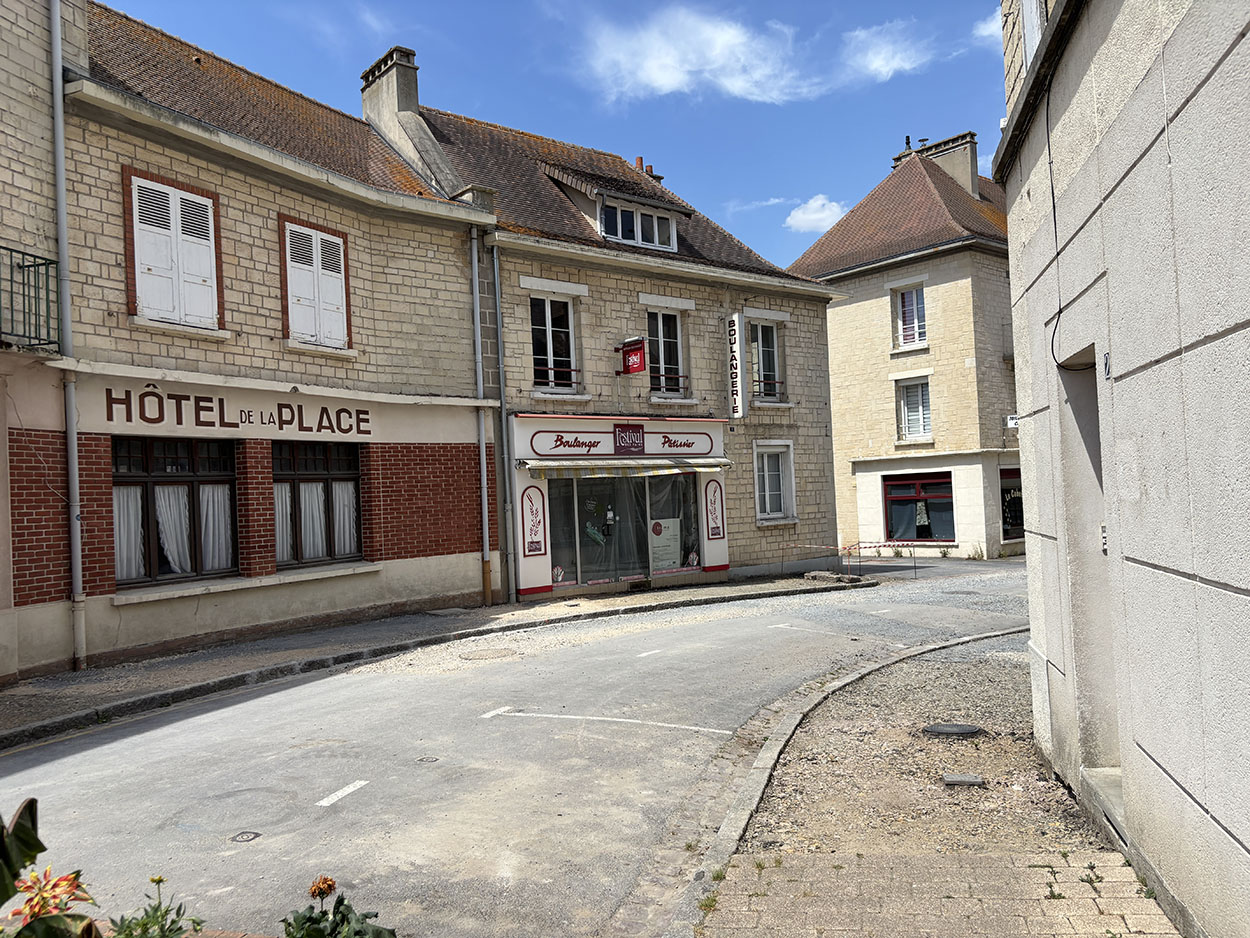 La Commune de Thury-Harcourt-le-Hom, la Foncière de Normandie et la CMA Normandie lancent un appel à candidatures afin de trouver le futur artisan boulanger qui fera vivre une boulangerie neuve, idéalement implantée au cœur du bourg.

Située à seulement 25 minutes de Caen, Thury-Harcourt-le-Hom compte près de 3.600 habitants et constitue l'un des principaux pôles de commerces et de services de la Suisse normande. Réputé pour la qualité de son cadre de vie, le territoire bénéficie également d'une forte attractivité touristique, accueillant chaque année de nombreux visiteurs venus profiter des activités de pleine nature et des paysages emblématiques de la région.

Cette implantation représente une véritable opportunité pour un professionnel souhaitant développer une activité pérenne, en s'appuyant sur une clientèle locale et sur une fréquentation touristique importante.

Le projet comprend un local neuf composé de :
* un espace de vente de 31 m² ;
* un espace de production et de stockage de 87,3 m².

Le loyer annuel est fixé à 14 753 € HT hors charges. Des visites du local peuvent être organisées sur demande.

Afin de favoriser la réussite du projet, le futur repreneur bénéficiera d'un accompagnement individualisé assuré par la CMA Normandie dans le cadre du dispositif « Ici je monte ma boîte ».


Toutes les informations et le dossier de candidature sont disponibles sur la plateforme dédiée : https://cma-normandie.fr/thuryharcourt