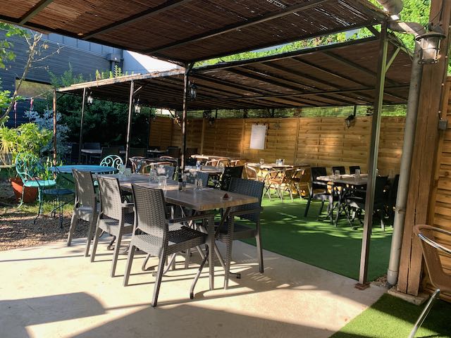 Fond de commerce. Autre type de restauration possible.
Emplacement stratégique à la porte du coeur de ville.
Plusieurs grands parkings à proximité.
Environnement de travail idéal et une qualité de vie parfaite avec un appartement de 5 pièces inclus dans le loyer.
Cuisine ouverte dès l'entrée avec la salle du bar donnant directement sur la terrasse abritée coté jardin de 60 places.
A l'intérieur 2 salles pour 60 couverts au total.
1 terrasse devant l'établissement de 60 places environ.(Avec droit de terrasse).
1 autre grand espace entretenu, non exploité à ce jour, situé le long de la méridienne à vélo, idéal pour accueillir les cyclos et randonneurs.(label accueil vélo en cours).
Loyer 12 000 euros annuel
Pas de personnel à reprendre.