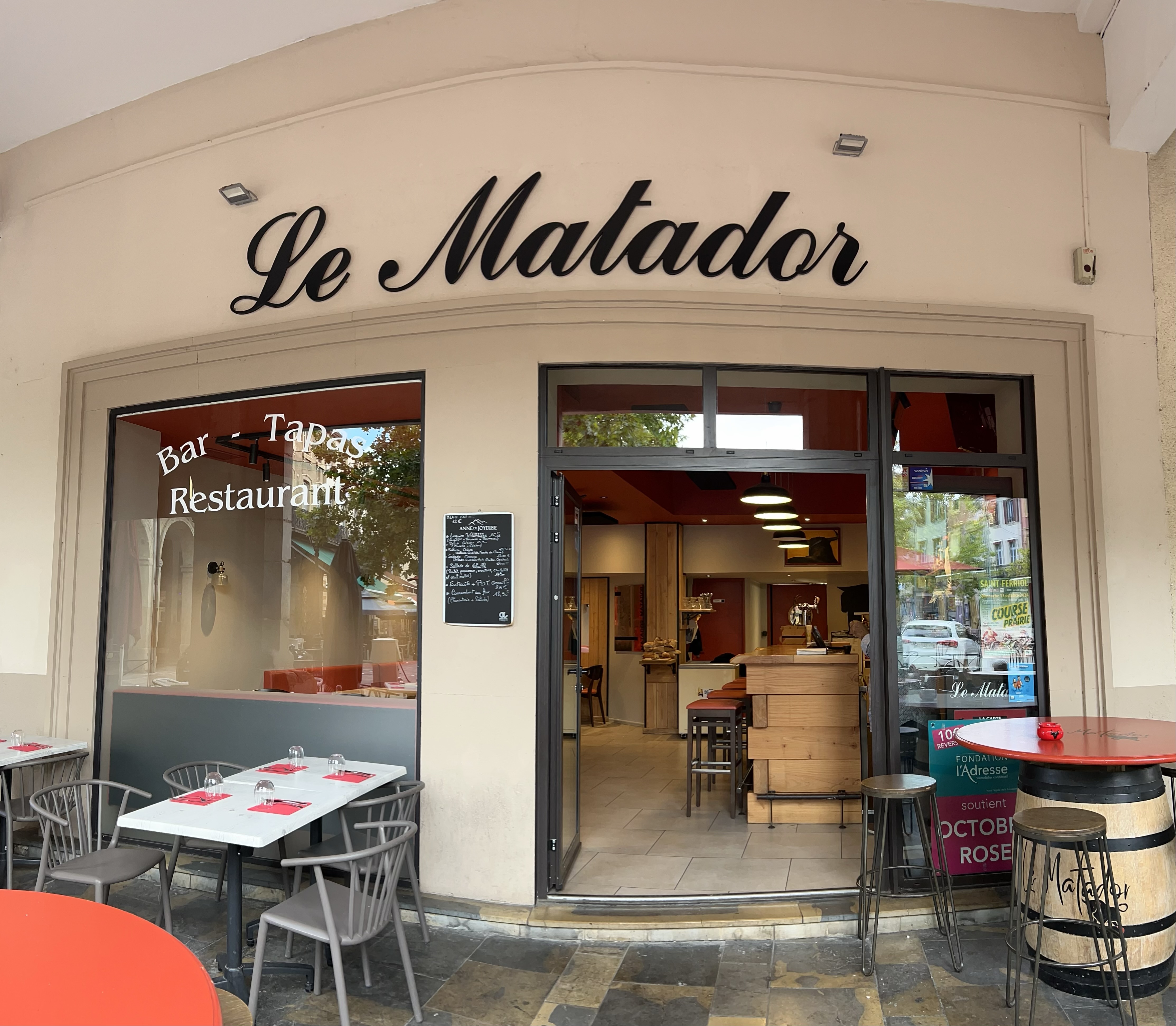 Niché dans le sud de la France entre mer et  montagne, Limoux ville de 10500 habitants, touristique l'été et connue pour sa blanquette et son carnaval le plus long du monde (de janvier a Mars)se trouve le bar restaurant "le Matador" situé sous les arcades de  la ville avec sa terrasse de 50 places et ces 25 intérieures .
Cet établissement est entièrement neuf, aux normes et possède une licence IV.
Fort d'un potentiel de progression il n'attend   qu'un nouveau repreneur.