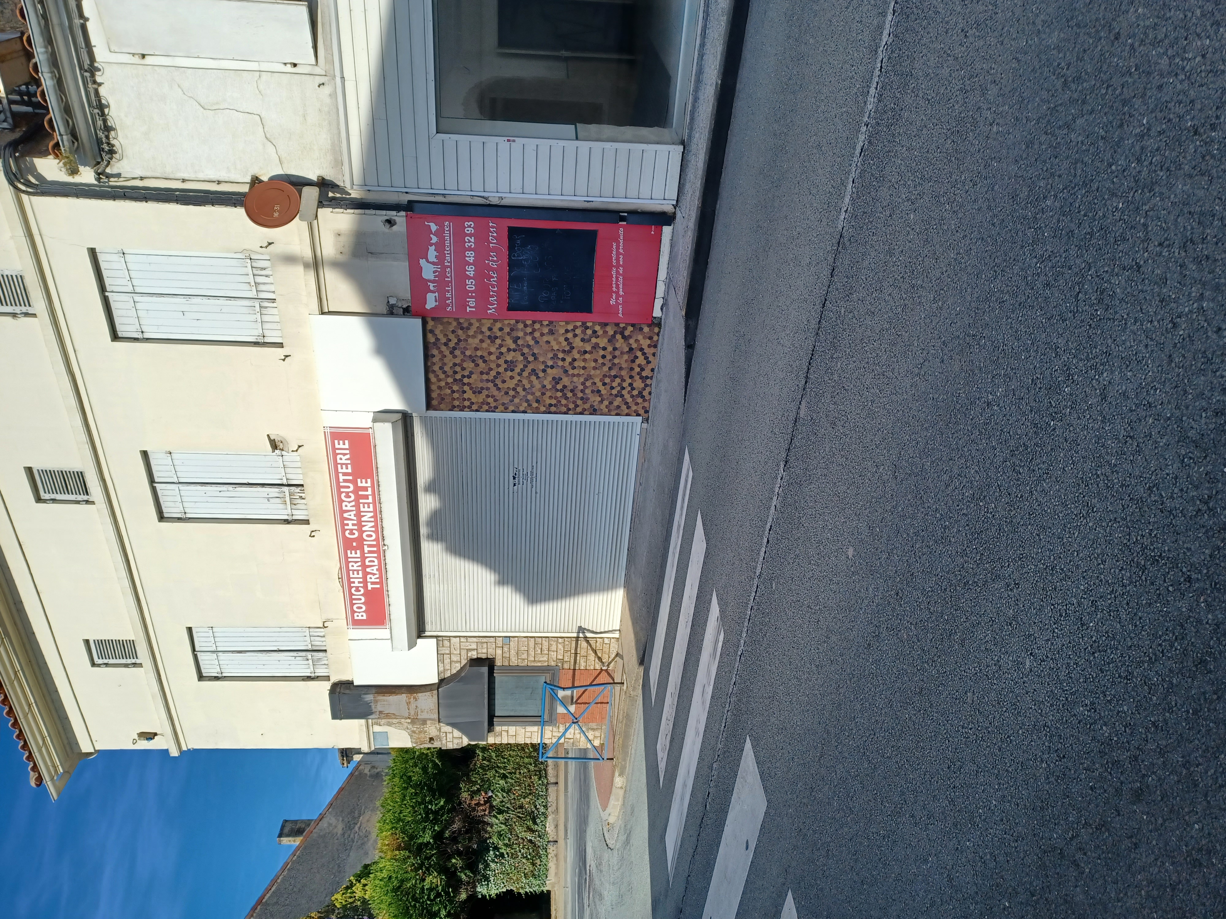 Ancienne boutique de boucherie charcuterie traiteur et produits locaux en liquidation. 
S'adresser au Mandateur liquidateur Libourne@ekip.eu
