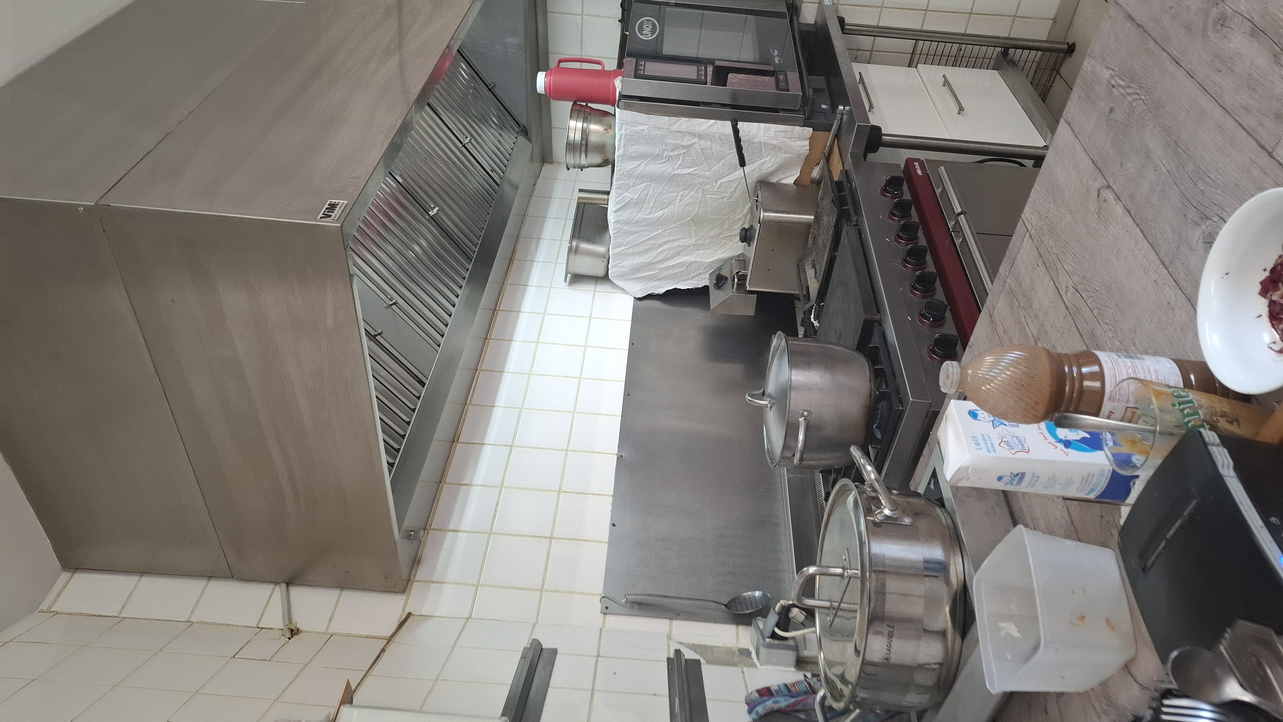 petit restaurant
possible pizzeria ou creperie
30 places  assises
Loyer 865e
Près marché parking et port
de plaisance
pour tout renseignement 
tel 0637199970