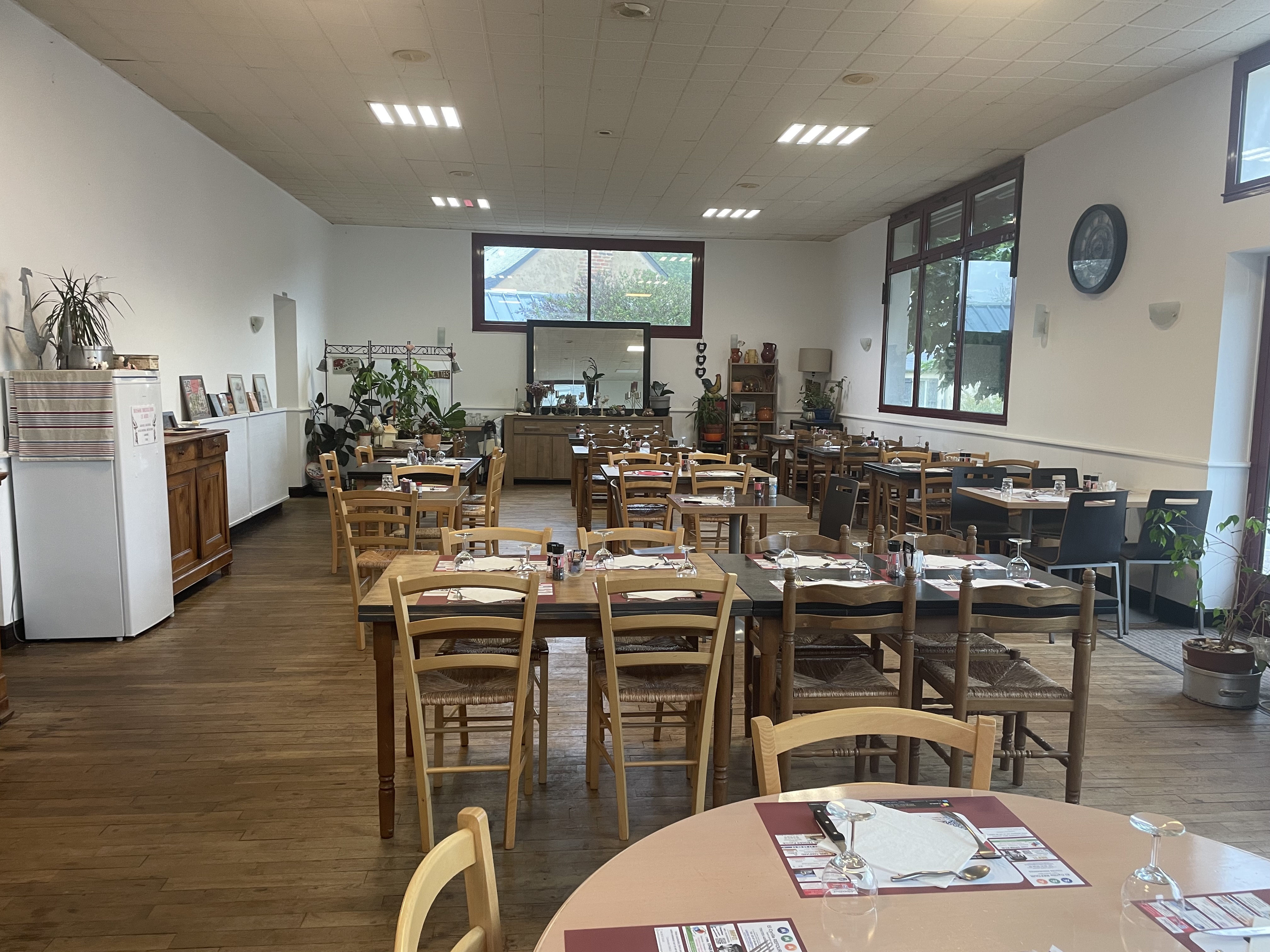 Bar-Restaurant avec logement de fonction - Villiers-au-Bouin (37330) - 30min de Tours & 1h d'Angers et 50min du Mans.

Situé au cœur d’un village du nord Touraine, ce bar-restaurant bénéficie d’un excellent emplacement sans concurrence directe.

L’établissement se compose de :

• Une spacieuse salle de restauration d’environ 100 m2, avec deux nouveaux buffets frigorifiques. 
• Une cuisine fonctionnelle de 43 m2, récemment équipée de matériel professionnel de qualité.

L’activité actuelle atteint environ 50 couverts par jour, pour un chiffre d’affaires 2024 de 289 498 € (bilan effectué).

Idéalement situé sur l’axe La Flèche / Tours – Angers / Tours, le restaurant fait partie du réseau “Les Relais Routiers”, gage de fréquentation régulière et d’une clientèle fidèle de passage comme locale. Parking poids lourd à 180 mètres. 

L’espace bar, avec jeux FDJ et PMU, vient compléter l’offre et renforcer l’attractivité du lieu. Rénové il y a moins d’un an,

Clé en main, avec logement de fonction sur place. 5 chambres, un salon, un cellier, une salle de bain WC et un  grand jardin avec dépendance et garage couvert. Et des combles aménageables.

Cession de bail – Loyer annuel : 10 788 €