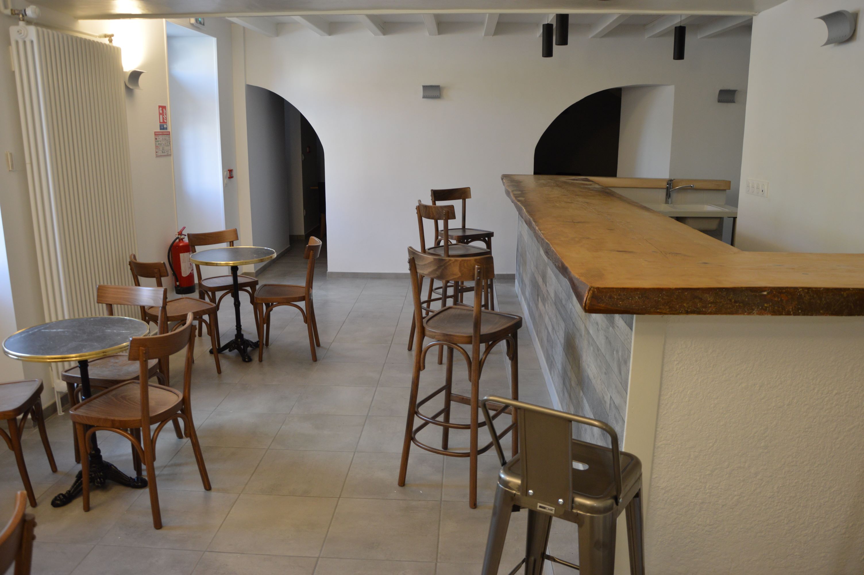 La commune de Sainte-Thérence* recherche un professionnel de la restauration pour relancer son café-restaurant situé au cœur du bourg, à proximité de l’église classée.

Fermé depuis décembre 2021, rénové en 2023. Clientèle locale et touristique à séduire pour redynamiser l’activité. 

Établissement accessible aux PMR comportant :

un bar (35 m²),
une salle de restaurant (28 m²),
une salle commune locative (30 m²),
une cuisine (20 m²),
une réserve,
une annexe cuisine (16 m²),
2 sanitaires (9 m²),
une salle rangement (8 m²)
un espace pour une épicerie d’appoint (10 m²).
Café-restaurant équipé du matériel de cuisine et de mobilier (Liste disponible auprès de la Mairie). Licence IV mise à disposition. Chauffage électrique par pompe à chaleur.

Prévoir un investissement minimum pour le besoin en fonds de roulement et la trésorerie nécessaire au lancement de l’activité + achat de petit matériel de cuisine, vaisselle, nappage, etc.

Montant du loyer : 400 € TTC/mois. Bail précaire. Possibilité de logement sur la commune.

Vous êtes professionnel de la restauration et cette opportunité vous a séduit, adressez votre candidature à l’Agence d’attractivité du Bourbonnais.


*Sainte-Thérence, commune rurale située au Sud-Ouest du département de l’Allier, profite d’un charmant bourg fleuri où se dresse son église classée. Elle bénéficie d’un attrait touristique grâce au Château de l’Ours qui s’élève dans un site sauvage.

Sainte-Thérence fait partie des 20 communes de la Communauté d’agglomération de Montluçon. Montluçon, Ville Médiévale et Festive, à 15 km. Evaux-les-Bains (Creuse – 23) et Néris-les-Bains à 9 km.

www.sainte-therence.fr