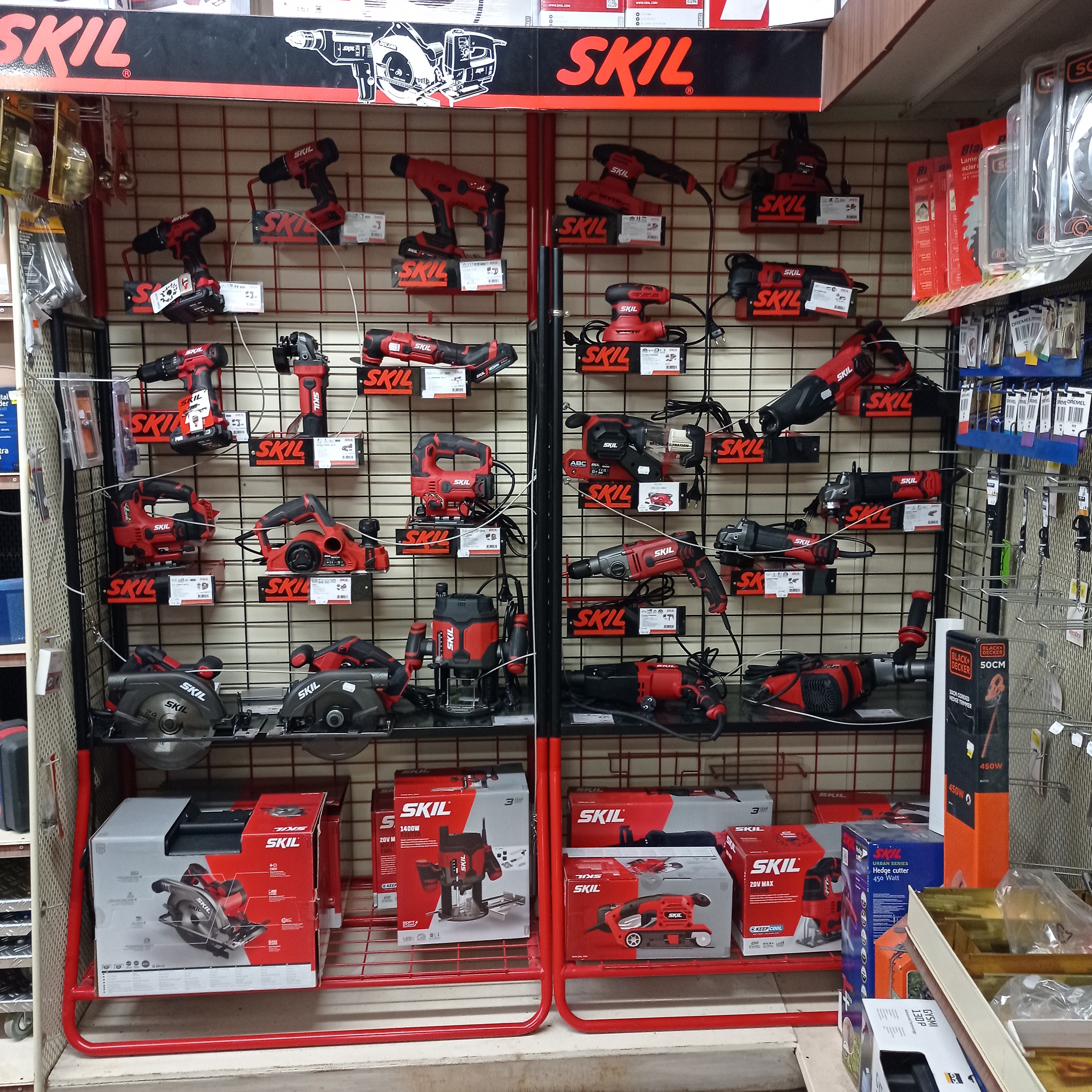 Vous rêvez d’une vie bucolique rythmée par le cadre rassurant d’un petit village pittoresque et où la quincaillerie est ce lieu incontournable où chacun se retrouve pour vivre un moment d’échange précieux, tout en vous épanouissant dans un projet professionnel florissant alors, c’est ici !

FONDS DE COMMERCE À VENDRE quincaillerie, plomberie, électricité, droguerie, sanitaire, articles funéraires, ménage, serrurerie, peinture, gaz, jouets, petit et gros électroménager ( …)

Surface de vente de 300 m2 environ sur deux niveaux + 250 m2 environ de réserve. 
Possibilité de logements à l’étage (À rénover). 

ENTREPRISE FAMILIALE jouissant d’une TRÈS BONNE RÉPUTATION, implantée depuis 70 ANS dans un joli village médiéval situé dans le Sud-Ouest, sur le causse du Quercy reliant le Tarn & Garonne à L’Aveyron, aux portes du Lot et du Tarn.

Forte d’une CLIENTÈLE FIDÈLE ET TOURISTIQUE avec une CONCURRENCE ÉLOIGNÉE. 

Un ENVIRONNEMENT EXCEPTIONNEL, une qualité de VIE SAINE ET SEREINE où il fait bon vivre. 

Un commerce qui, au-delà des services proposés et pérennes, offre un POTENTIEL DE DÉVELOPPEMENT en raison d’une clientèle variée, croissante et en demande de services supplémentaires.

LES INFOS ESSENTIELLES

•Type de vente : Fonds de commerce
•Surface de vente : 300 m2 environ
•Surface des réserves : 250m2 environ
•Type de commerce : Quincaillerie, plomberie, électricité, droguerie, sanitaire, articles funéraires, ménage, serrurerie, peinture, gaz, jouets, petit et gros électroménager, etc…
•Date de création : Dans les années 50 (Entreprise familiale sur trois générations)
•CA ANNUEL 300 000 euros. 
•INCLUS dans le prix de vente STOCK + RENAULT TRAFIC DE 2021
•Comptabilité saine et assurée par le cabinet comptable et juridique de renommée, ALIZÉ 360 à Montauban (82) depuis plus de 40 ans
•Normes PMR 
•Caisse enregistreuse avec logiciel de caisse certifié NF525 de 2018 (facturation et encaissement)
•Possibilité d’acquérir le bâtiment d’une surface de 1100 m2 environ et d’y réaliser des logements pour un investissement locatif par exemple ou en résidence principale. 

LES POINTS D’INTÉRÊTS

•À 10 minutes de l’Aveyron,
•À 15 minutes du Lot,
•À 20 minutes du Tarn,
•À 45 minutes de Montauban ( 82),
•À 45 minutes de Cahors ( 46),
•À 30 minutes de Villefranche de Rouergue ( 12),
•À 1 heure d’Albi ( 81),
•À 25 minutes de Caussade (82),
•À 1h15 de Toulouse.
•Sites et région touristiques, Camps militaires, Fablab, Tiers lieu, Centres de secours, Centres de loisir, Crèche, Nombreuses associations .. 
•Services publics spécifiques , Mairies des nombreuses petites villes et bourgs ruraux avoisinants, maisons de retraite, cuisine centrale, écoles, collège, maison du patrimoine, etc…
•La communauté de communes de Quercy Rouergue de l’Aveyron (17 villages), la zone d’activité intercommunale (Caylus /Saint-Antonin-Noble-Val),
•Le Pays Midi-Quercy (49 communes réunies au sein de 3 communautés de Communes),
•Forte dynamique « post-covid » relative au regain d’intérêt des populations pour les petites villes traduit par une reprise élevée des mutations immobilières en coeur de Bourg et une relance des activités commerciales, associatives et festives. 
•Le service Politique d’accueil et Développement économique du territoire est très actif notamment sur l’accompagnement des porteurs de projet (Lauréat au programme « Petites villes de demain » lancé par l’État). Plusieurs aides aux entreprises sont possibles.