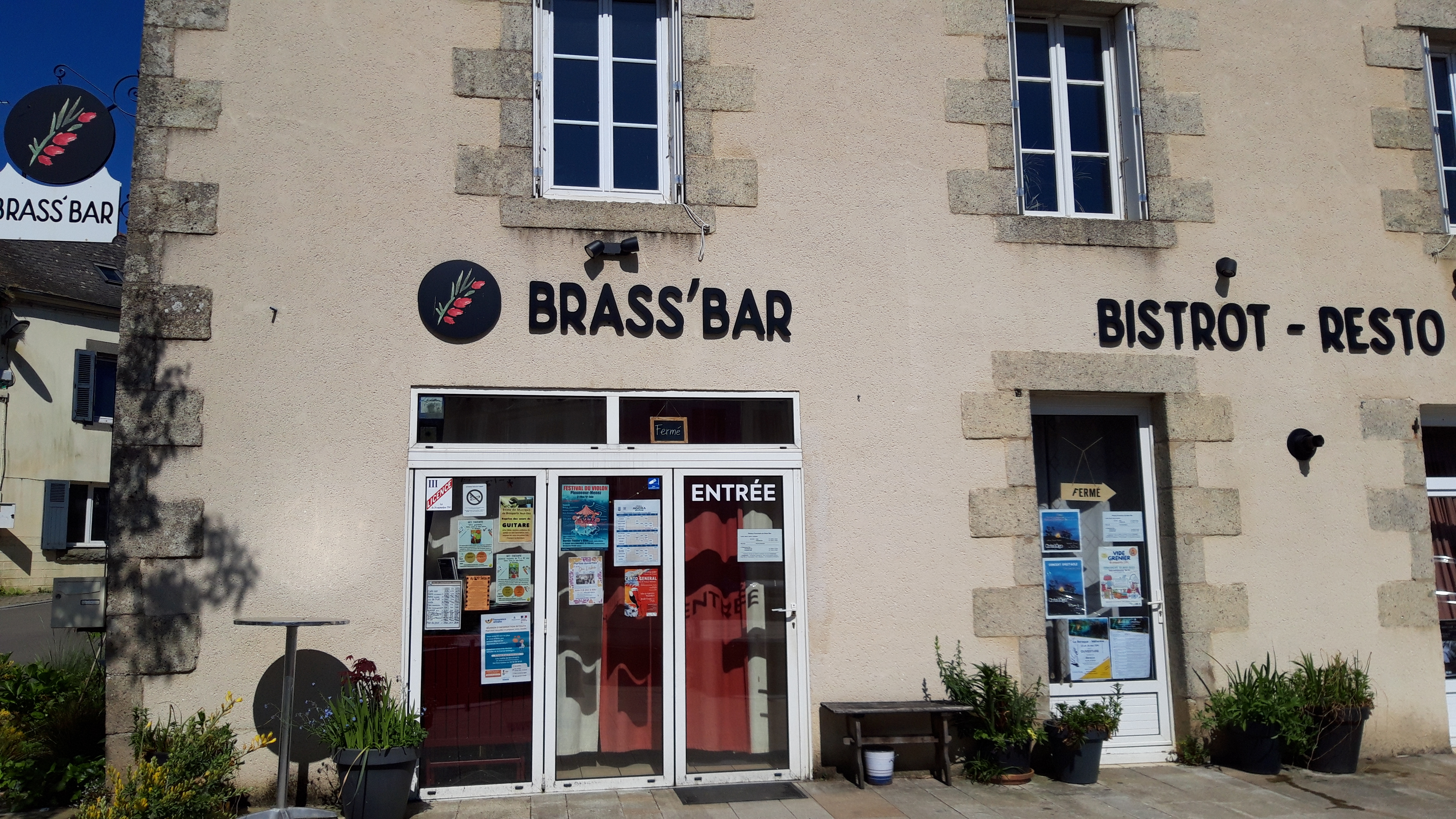 A VENDRE - Fonds de commerce Bar-Restaurant – Brasparts (29)

 -Atypique et chaleureux, situé au cœur du village de Brasparts.

Cet ancien hôtel-bar-restaurant emblématique est situé sur la place principale du bourg récemment rénové et bénéficie d’une belle visibilité du fait de l’axe passant Quimper-Morlaix.

Caractéristiques du bien :

L’établissement se répartit sur une surface totale d'environ 300m² : 
- rez-de-chaussée : bar (licence III), restaurant, cuisine, arrière-cuisine, sanitaires PMR.
- 1er étage : 3 belles pièces (chambres), grand espace ouvert avec accès sur une terrasse, salle d’eau, WC 
- 2ième étage : 7 pièces (anciennes chambres).
- Grenier isolé

Capacité totale de couverts : une quarantaine en salle et une trentaine sur une belle terrasse attenante.

Grande cuisine professionnelle entièrement équipée et opérationnelle.
Très joli bar équipé, fabriqué par artisan local, ouvert sur la salle de restaurant.
Types de cuisine proposés par l’établissement : restauration traditionnelle et crêpes.
Évènements réguliers : soirées concerts, animations, expositions d’art et artisanat.

Points forts :

- grande visibilité
- intérieur très accueillant et chaleureux : murs en pierre apparente et joints à la chaux, poêle à pellets, pompe à chaleur…
- belle terrasse
- énorme potentiel pour une reprise immédiate ou un autre concept
- possibilité de logement