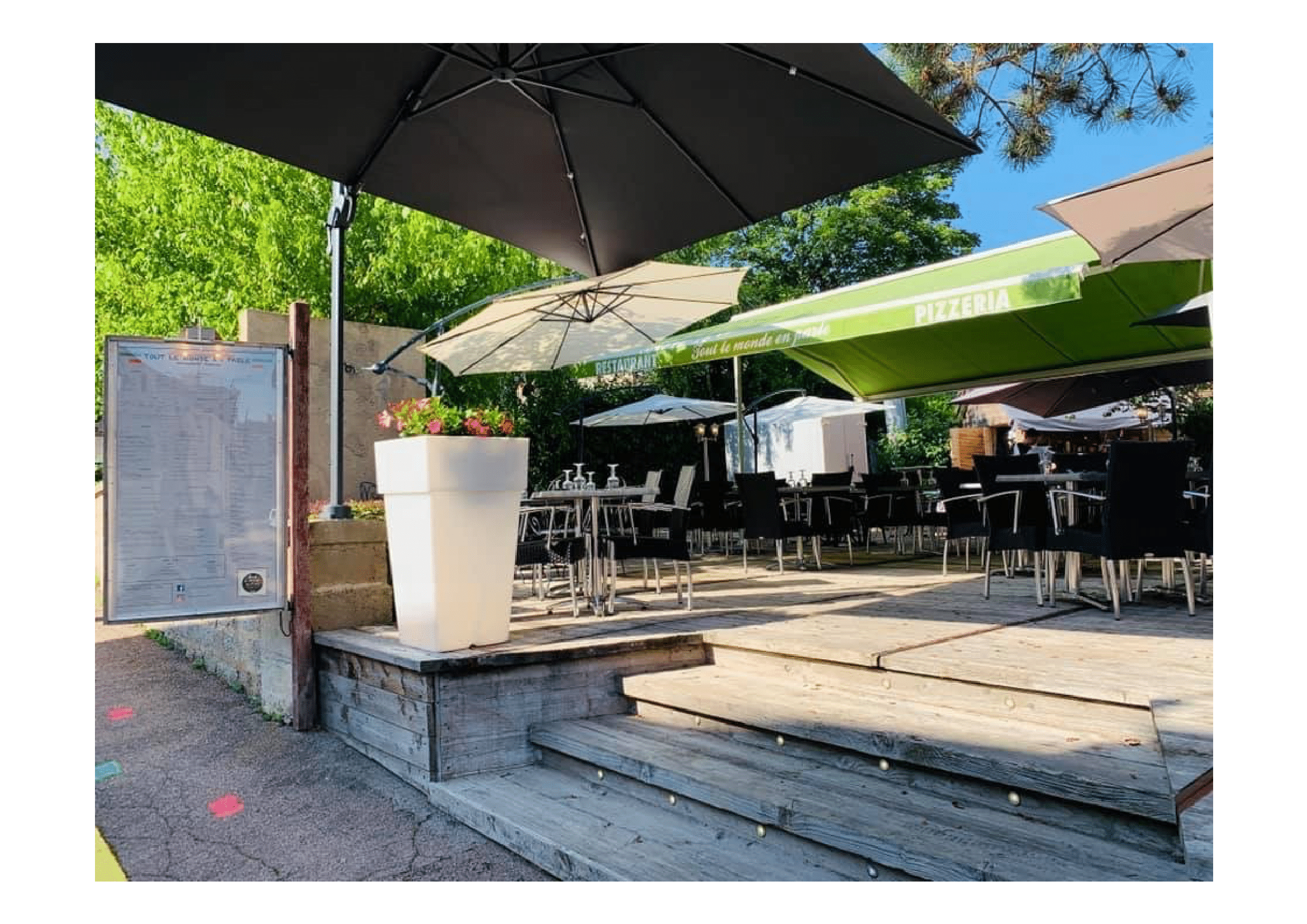 Les + : Centre-ville - Grande terrasse - Capacité en couverts : Eté : 200 couverts / hiver : 75 couverts. Couverture téléphonie et fibre opérationnels

Le territoire Morvan Sommets et Grands Lacs est une destination touristique du Parc naturel régional du Morvan, à moins de 3h des régions parisienne et lyonnaise. Pizzeria idéalement placé (au centre-ville) au sein de Château-Chinon (2000 habitants dont 800 étudiants) et capitale du Morvan.
Proche du panorama et site « le Calvaire », du projet d’astronomie « de la Terre au Ciel ». Voisin également du tiers-lieu « le Trois ». Ville dynamique par ses nombreux commerçants, artisans et multiples professionnels de soins (hôpital, médecins généralistes, dentiste, ostéopathe, kinés, podologue) et vétérinaire. Château-Chinon, ville d’accès entre Bourges (18) et Dijon (21) via Nevers (58) et permet de rayonner sur des sites majeurs (Lac des Settons, Bibracte, Vézelay, Autun…).

Pizzeria et restaurant traditionnel, licence IV, localisée 14 rue du docteur René-Pierre SIGNE
Ouverture 5 jours/semaine (fermeture le dimanche et le lundi), 6j/7en saison. Affaire familiale avec pizzeria & restaurant traditionnel depuis 22 ans. Fonctionne avec 2 salariés + 3 saisonniers en juillet/août
RDC : cuisine (20 m²) aux normes et plonge (8m²), comptoir, salle de restauration (80 m²) pouvant accueillir 35 couverts, sanitaires, 
Terrasse : superficie totale 600 m². Seulement 300 m² utilisés pouvant accueillir 125 couverts
1er étage : salle de restauration (60 m²) pouvant accueillir 40 couverts, 2 locaux de stock
2e étage : appartement de 60 m² (4 chambres, salle de bain) accès par le restaurant.
Cave : accès par une trappe. Chauffage électrique indépendant (restaurant et appartement), radiateurs changés en 2023, fenêtres « double vitrage » dans la partie commerce. Toiture récente (10 ans)
Matériel en bon état : plancha, piano, four, friteuse, 2 chambres froides, cave à vins, etc. 

Pizzeria : prêt à l’emploi. Logement : travaux de rénovation et performance énergétique à prévoir. Périmètre de l’ABF (Architecte des Bâtiments de France) à respecter pour les travaux extérieurs. 
Le restaurant bénéficie d’une clientèle régulière, locale, régionale et de vacanciers. Clientèle étrangère répartie entre NL et belges (60%) et Fr (40%). 

Affaire saine et marge de progression possible - C.A annuel 2025 (01/10 au 30/09) : 290 000 €
Prix du fonds de commerce : 190 000 €
Loyer de la terrasse : 500 €/mois. Loyer du commerce : 700 €/mois
Possibilité d’achat des murs (avec un autre bâtiment attenant)

Le vendeur : M. et Mme GUYOT – 14, rue du docteur René Pierre Signé - 58 120 Château-Chinon