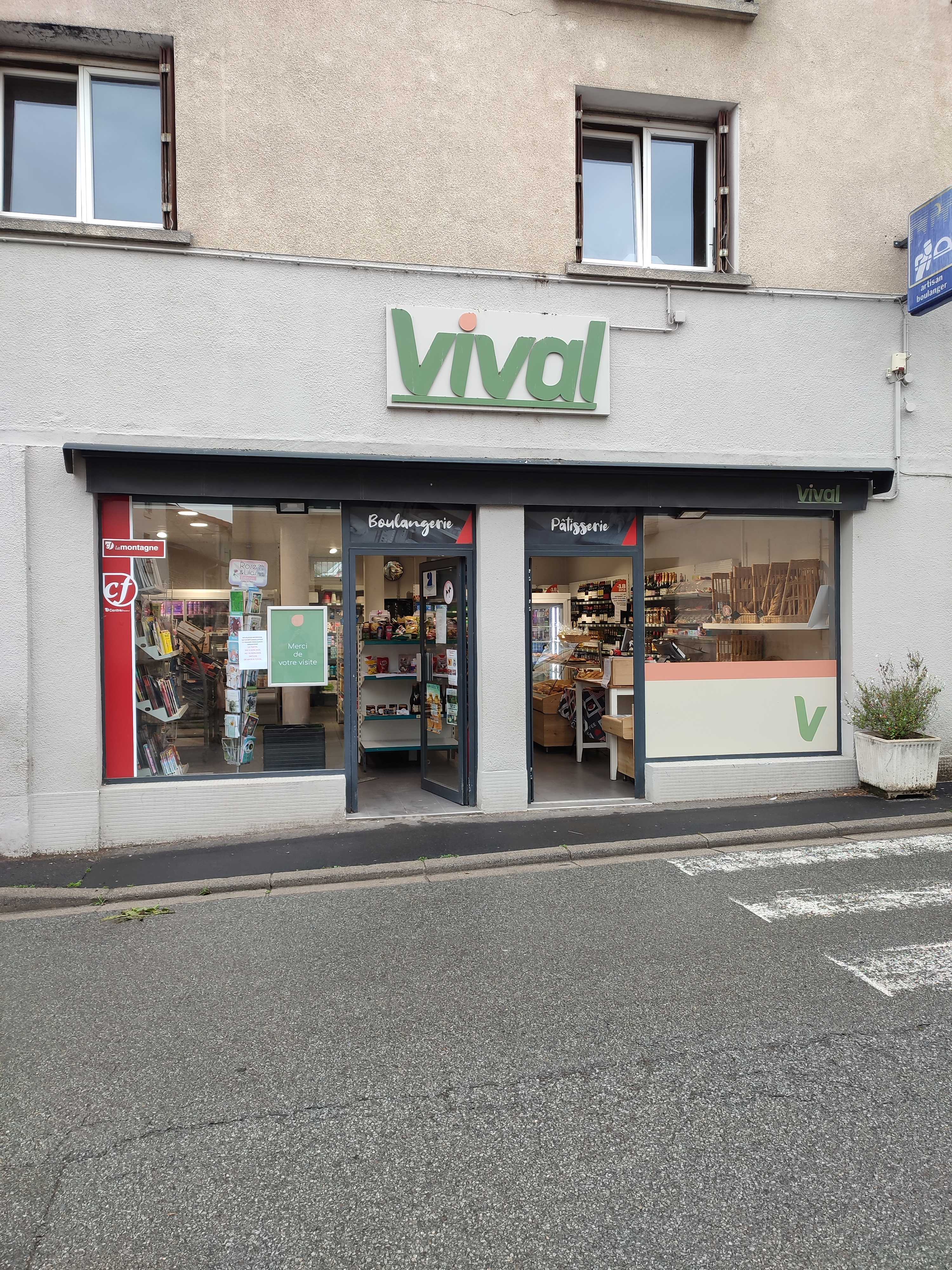 Vous êtes boulanger et vous recherchez un commerce tout neuf pour pouvoir y développer également une activité épicerie ?
Alors n’hésitez pas à demander davantage d’informations sur ce point de vente situé dans un village de 1500 habitants à quelques kilomètres de Pont du Château.
80 m2 de surface de vente ; matériel de boulangerie/pâtisserie tout neuf (sauf la chambre de pousse), sol et peintures impeccables.
Dernier CA au bilan : 340 000 € TTC dont les ¾ de CA sont attribués à la boulangerie et la pâtisserie.
Loyer mensuel TTC : 850 €
Vente du fonds de commerce : 170 000 €.
Services proposés actuellement : Gros rayon boulangerie/pâtisserie ; un peu de traiteur ; Gaz / Presse / Livraisons à domicile… Contrat VintedGo (sans locker) signé, dans l’attente de mise en route.
Ouvert du mardi au samedi de 6h30 à 12h30 & de 16h30 à 19h30. Le dimanche de 7h à 12h30.
Fermé le dimanche AM et lundi.
Gros points forts du projet : 1) le magasin est le seul lieu de vie du village et la clientèle y est fidèle 2) possibilité également d’avoir un logement sur place -> à voir avec les propriétaires des murs 3) bons partenariats en place avec un restaurant, une maison de retraite + école, la Mairie et les nombreuses associations locales.

Exploitation idéale en duo avec un boulanger déjà en place, sinon possibilité de tenir le magasin en solo avec organisation d’un dépôt de pain ou création d’un pôle « pain cuit sur place ».
Prenez contact avec nous sans plus attendre.  40 000 € d’apport seulement nécessaire.

*photos non contractuelles
Réf. annonce 334 268