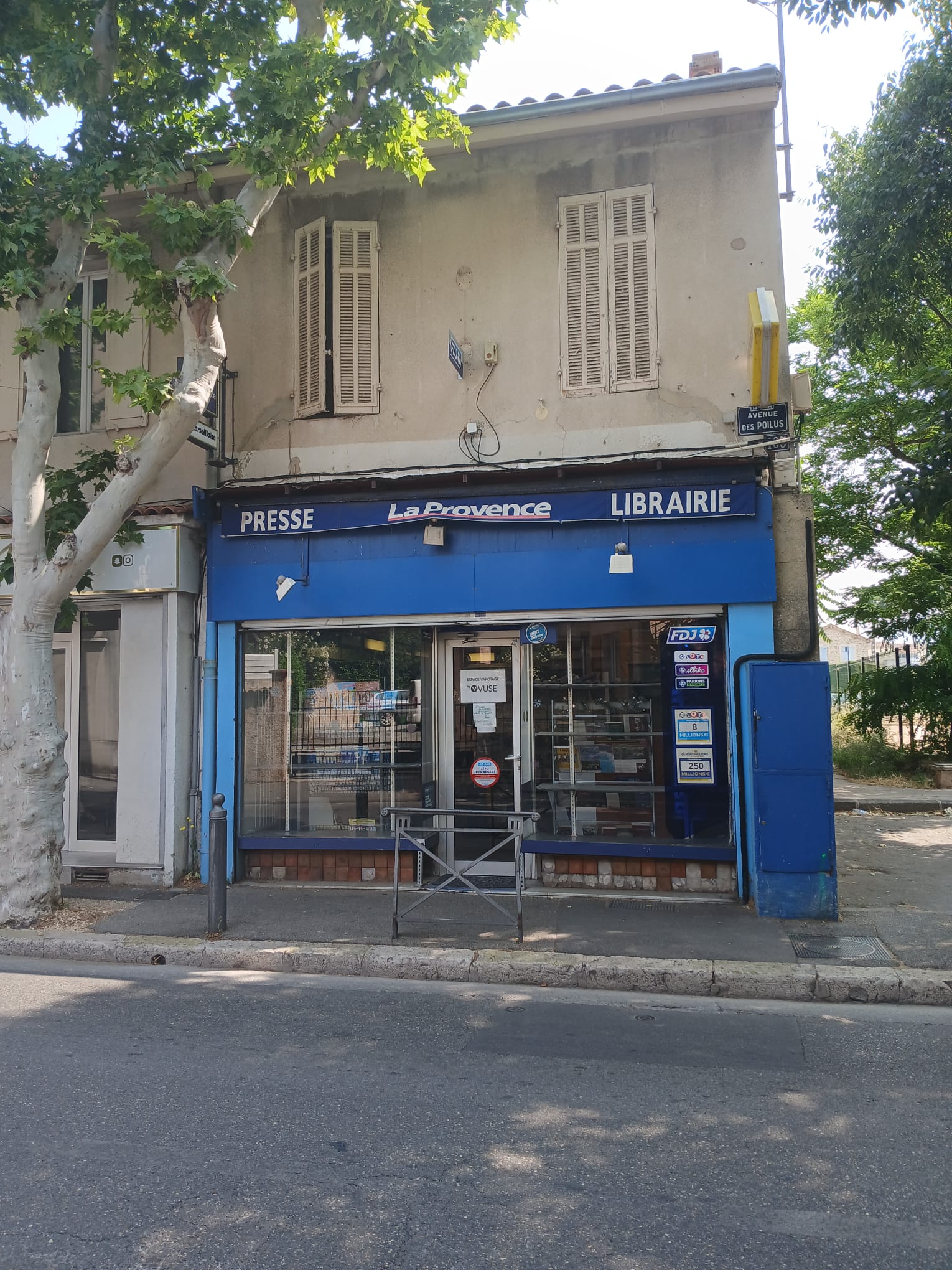 Vend fond de commerce 90 000 euros  quartier des Olives à Marseille.

Quartier très agréable a vivre. Proche de la Valentine, Plan de Cuques et Allauch, donc forte zone de passage! 
Possibilité de développer , de changer de types de commerce et même de racheter les murs.
Le plus de cette belle affaire un jolie T3 compris dans le loyer avec un extérieur!!
Ne manquez pas cette belle affaire et venez découvrir votre nouveau lieu de vie .
