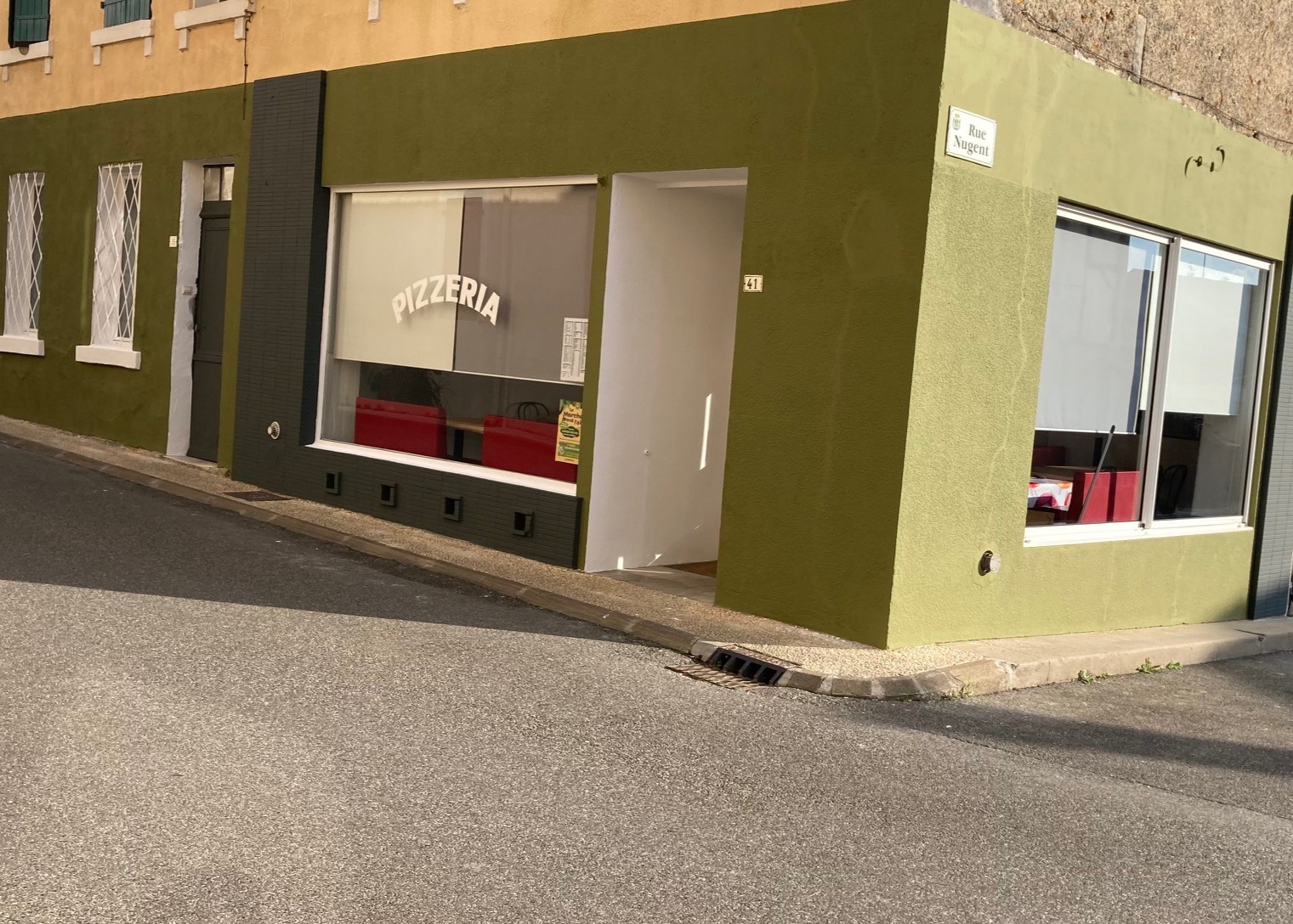 A céder cause départ en retraite PIZZERIA SUR PLACE ET A EMPORTER
Existant depuis plus de 30 ans, avec fort potentiel de développement sur une commune landaise au cœur de la Chalosse (4800 habitants).
L’outil de travail est très bien entretenu : four à pizza au feu de bois neuf, électricité refaite, local aux normes PMR permettant d’accueillir une clientèle variée.
Idéalement implantée à l’entrée du centre-ville, avec parking attenant, cette affaire familiale devrait séduire un couple ambitieux et travailleur.
Les deux salles respectivement de 35 et 25 couverts pourront être exploitées en vue d’un développement du chiffre d'affaires. 
La surface totale du local est de 220m² (2 salles, cuisine, chambre froide, patio, buanderie, réserve, abri pour le bois, espace de rangement).
CA 2024 : 149 000€
Effectif 2024 : 2 personnes

MONTANTS A NEGOCIER
Loyer : 800€/mois 
Prix de vente du fonds de commerce : 75.000€
Possibilité d'achat des murs (rdc + 1 étage)