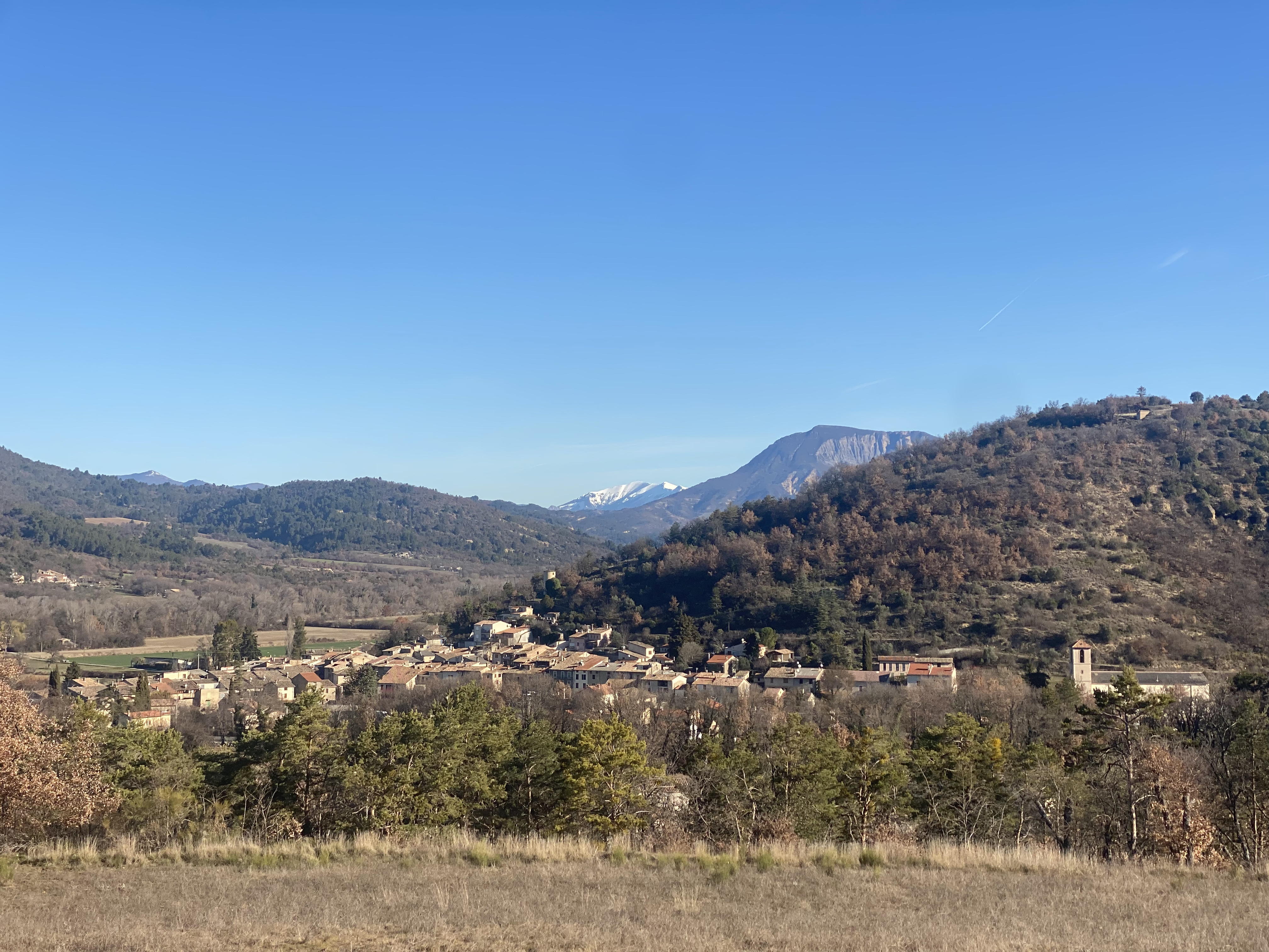 Changez de vie en Provence !
Une affaire idéale pour gérer un commerce rentable tout en profitant de la vie dans un village provençal.

À vendre épicerie – tabac située au cœur d’un charmant village des Alpes-de-Haute-Provence, sur un axe très fréquenté avec une excellente visibilité, garantissant un passage régulier toute l’année.

Le commerce bénéficie d’une clientèle locale fidèle, et surtout d’une situation géographique stratégique :
                                                  •	sur la route empruntée par les visiteurs se rendant 
                                                        aux Gorges du Verdon, au Lac de Sainte-Croix et aux 
                                                        Gorges du Trévans, générant un passage important
                                                        en saison touristique
                                                  •	sur l’itinéraire utilisé par de nombreux  
                                                        automobilistes du sud de la France se rendant aux 
                                                        stations de ski du Val d'Allos / Pra Loup.

L’activité comprend :
                                      • vente de tabac
                                      • épicerie de proximité
                                      • boissons et produits du quotidien
                                      • produits du terroir et souvenirs

Le magasin est fonctionnel, bien agencé et prêt à travailler immédiatement.

📊 Chiffres clés :
                               • Chiffre d’affaires annuel : 284 000 €
                               • Commission tabac : 36 975 €
                               • Excédent brut d’exploitation : 52 487 €

💰 Prix du fonds de commerce : 165 000 €

📦 Stock à prévoir lors de la reprise : environ 35 000 €

Une belle opportunité pour un couple ou une personne seule souhaitant se reconvertir, avec accompagnement possible au démarrage pour faciliter la prise en main du commerce.

Renseignements complémentaires sur demande.