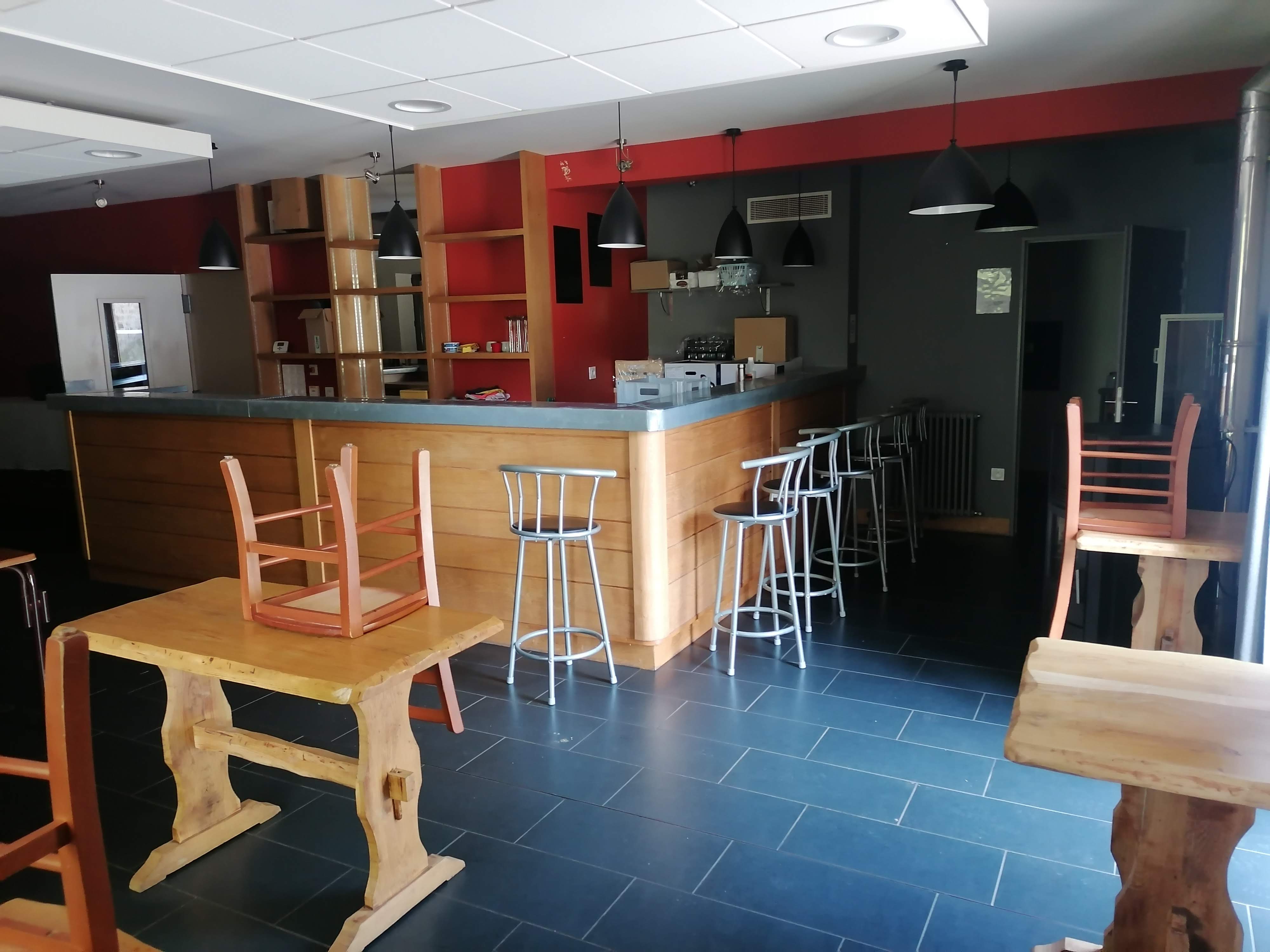 La commune de Saint Étienne de Carlat recherche  un(e) exploitant(e) pour son bar restaurant situé au cœur du village.

Cette commune rurale, composée de plusieurs hameaux, pour une population totale de 130 / 140 habitants est située à 15 kms d’Aurillac, dans la petite région historique du Carladès, non loin de la route départementale RD990 (Mur de Barrez/Aurillac) et traversée par des itinéraires de petites randonnées ainsi qu’un GR de pays.

Ce bar restaurant est une construction récente livrée dans les années 1990 et totalement rénovée en 2015, propriété de la commune.  

Le bâtiment comprend la partie commerciale (bar / restaurant / cuisine) en rez de chaussée et un appartement de fonction à l’étage ( 3 chambres / 1 pièce de vie / 1 salle de bain). Un jardin privé sera également mis à disposition.

L’aménagement intérieur de l’établissement est moderne et fonctionnel.
Le local commercial peut accueillir 40 à 50 personnes et possède une terrasse bien exposée et ombragée. Le mobilier (tables, chaises, bar …) et une base de matériel de cuisine et restauration appartiennent à la collectivité. Une licence 4 sera mise à disposition pour l’activité par la commune.

L’ancienne exploitante  étant partie depuis quelques semaines, la collectivité recherche un(e) exploitant(e) ayant à cœur de réamorcer l’activité et de créer un lieu convivial en cœur de bourg. 

La commune proposera un contrat de gérance libre. 

Le loyer mensuel sera de 580 € TTC hors charges (appartement + commerce).

Pièces à fournir par mail ou courrier à la commune :
    • un CV et vos expériences diverses
    • Un dossier présentant votre projet pour la reprise de l’établissement.

Les dossiers seront présentés en Conseil municipal.

Les candidatures présentant une originalité de projet de nature à proposer une animation en direction de la population locale seront privilégiées.