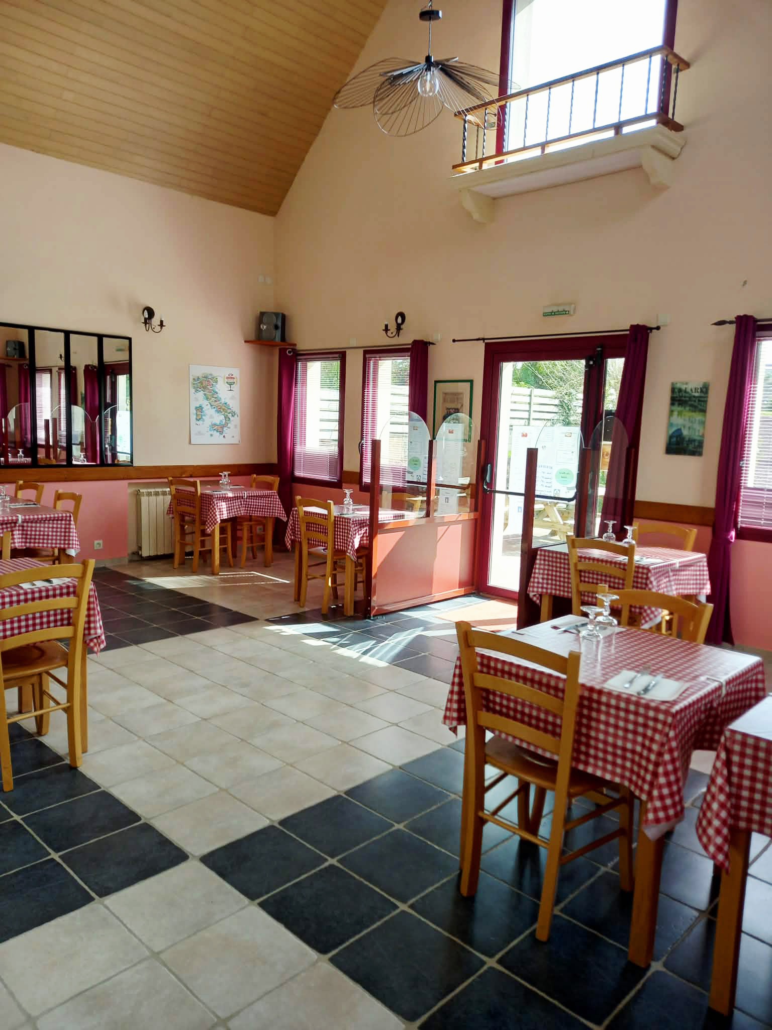 Découvrez une opportunité rare avec ce restaurant/pizzeria situé dans le centre-bourg de Trégastel, un joyau de la Côte de Granit Rose. 

Bénéficiant d’un emplacement central et facilement accessible, il attire à la fois une clientèle locale fidèle et les nombreux visiteurs séduits par la beauté de la région.

Une localisation idéale et connectée :

- Proximité touristique : À deux pas des plages et des sites emblématiques de Trégastel, attirant des touristes tout au long de l’année.
- Facilité d’accès pour les villes voisines :
> Lannion : à seulement 15 minutes en voiture, offrant une clientèle d’entreprises et d’habitants actifs.
> Perros-Guirec et Trébeurden : accessibles en moins de 10 minutes, pour un flux constant de visiteurs le midi et le soir.
> Une position centrale : Parfaite pour capturer une clientèle variée, des locaux aux vacanciers en passant par les professionnels en déplacement.

Un lieu conçu pour s’adapter à vos projets :

- Capacité actuelle : 42 couverts en salle et une terrasse accueillant 24 clients, idéale pour les beaux jours.
- Un studio à l’étage :
> Exploitable en location (saisonnière ou annuelle) pour un revenu supplémentaire.
> Ou transformable en salle supplémentaire, ajoutant environ 20 couverts pour répondre à une demande accrue.

Prêt à l’exploitation immédiate :

- Matériel et mobilier : En excellent état, sans besoin d’investissement supplémentaire (four Moretti Neapolis).
- Locaux aux normes : Accessibilité PMR et conformité DSV + parking.
- Bâtiment récent : Construction des années 2000, aucun travaux à prévoir.

Un cadre de vie et de travail unique :

Trégastel, c’est le charme de la Côte de Granit Rose, avec ses paysages uniques, son attractivité touristique et une qualité de vie exceptionnelle.

Une opportunité d’allier un projet professionnel florissant et un environnement de rêve.

Informations financières :
Prix des murs : 300 000 € (FAI).
Prix du fonds de commerce : 50 000 € (FAI).

Ce restaurant offre une combinaison idéale entre emplacement stratégique, flexibilité d’aménagement et facilité d’accès. Ne laissez pas passer cette opportunité : contactez-nous pour plus d’informations ou pour organiser une visite.

Faites de Trégastel le point de départ de votre réussite !