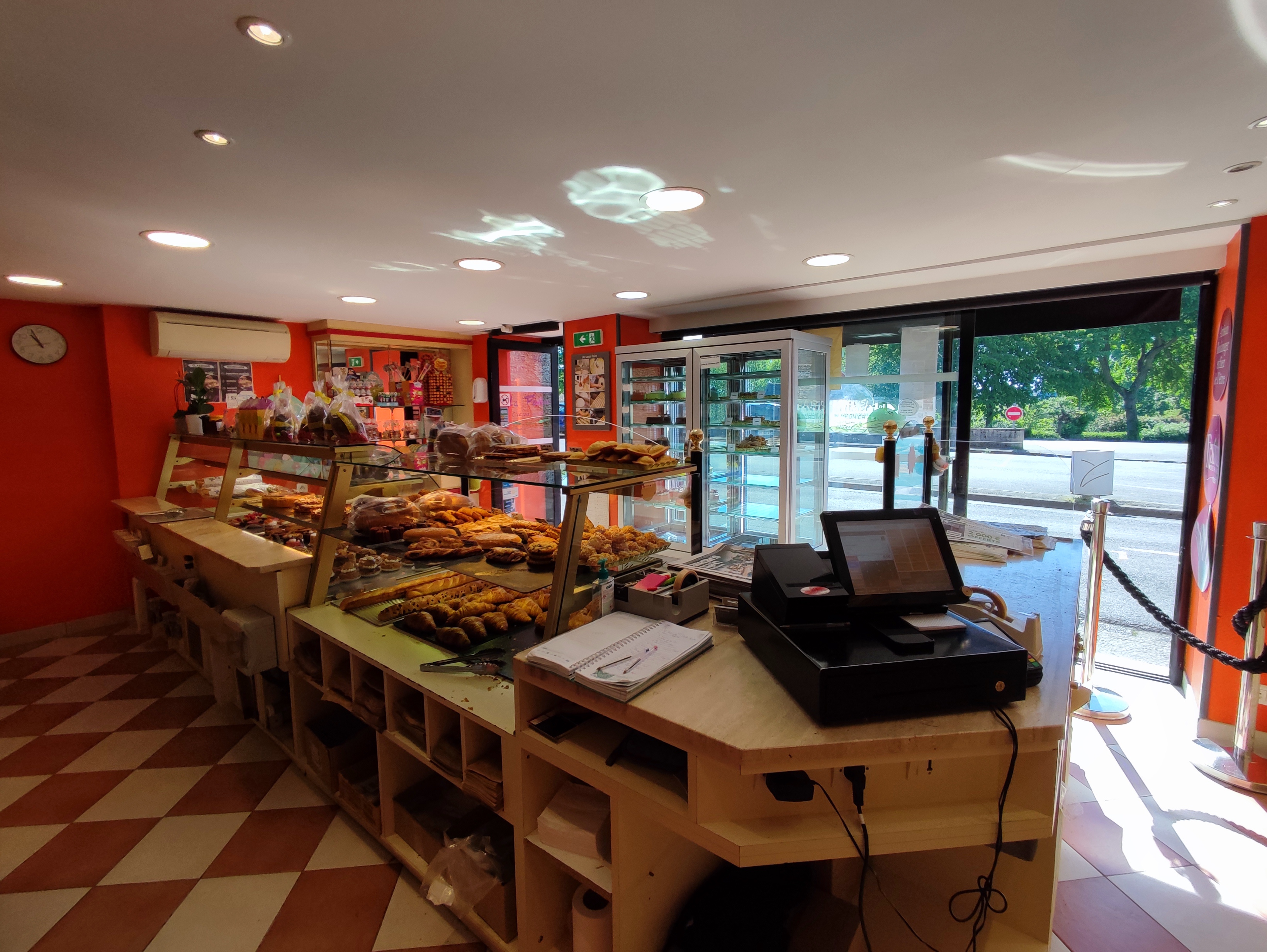 Belle opportunité commerciale et rentabilité assuré ! Tout près du  coeur de ville de Blainville-sur-Orne,  à 10 minutes des plages et en moins de 10 mns de Caen.ce commerce de 130 m² avec une agréable surface commerciale d'environ 25 M2 et sa climatisation réversible et vitrine réfrigérée pour être serein sur les conservations-
Un atelier de plus de 100 M2. Parfait pour votre future activité, Four 2023, 6 chambres négatives  récentes,  le prix est à 179990€ frais d'agence inclus charges acquéreurs.
Loyer mensuel 1599 euros Ht  qui globalise  l'appartement en plus accès direct à la boulangerie . Cette partie habitable mesure environ 130 M2. Beaux espaces et jardinet, photos sur demande de ces pièces à vivre. Grand parking face à la Boulangerie.
Au total entre l'habitable et le professionnel, vous posséderez 260 M2, de quoi accueillir votre famille.
Bilans comptables, chiffres et toutes informations sur demande.
Une demande d'un accord de principe de votre organisme bancaire vous sera demandé pour toutes visites.