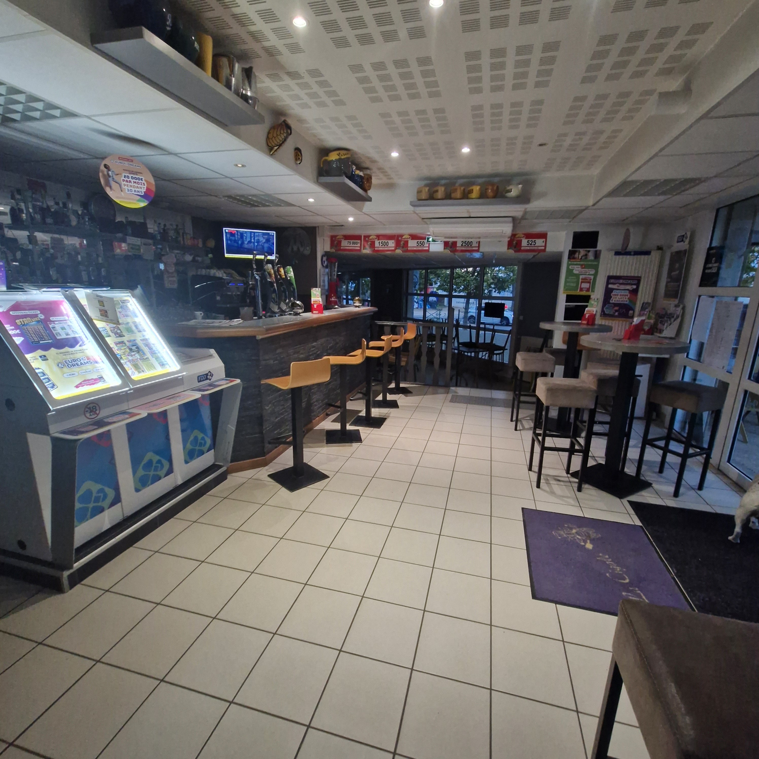 Vente bar restaurant cause retraite 40 couverts jours en moyenne 1 salle 40 places, salle 80 places une terrasse 30 place, une cuisine tout équipé. Pas de travaux à prévoir. Loyer 860€/mois CA 131000 HT en 2025  surface 2100M2 tout au norme (entrée, WC ) prix 55ooo€