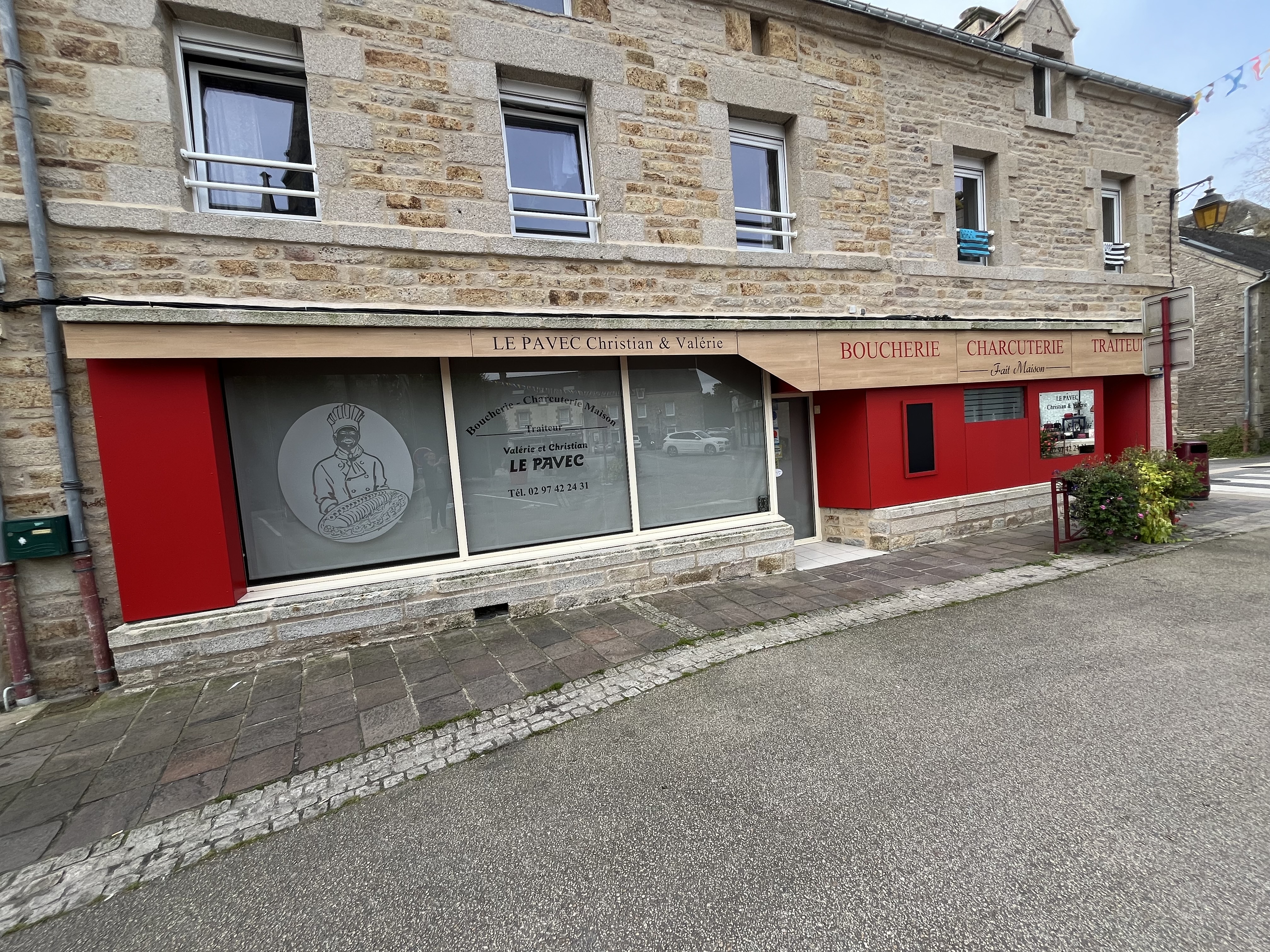 Je propose le fond de commerce d’une boucherie charcuterie traiteur dans une commune de 2700 habitants à seulement 20 minutes de Vannes.
Le commerce dispose d’une surface de 200m2 dont 50m2 de magasin. 
Chiffre d’affaires annuels de 2023 est d'environ 800 000€ la façade est refaite à neuf en mars 2024 le magasin est en parfait état