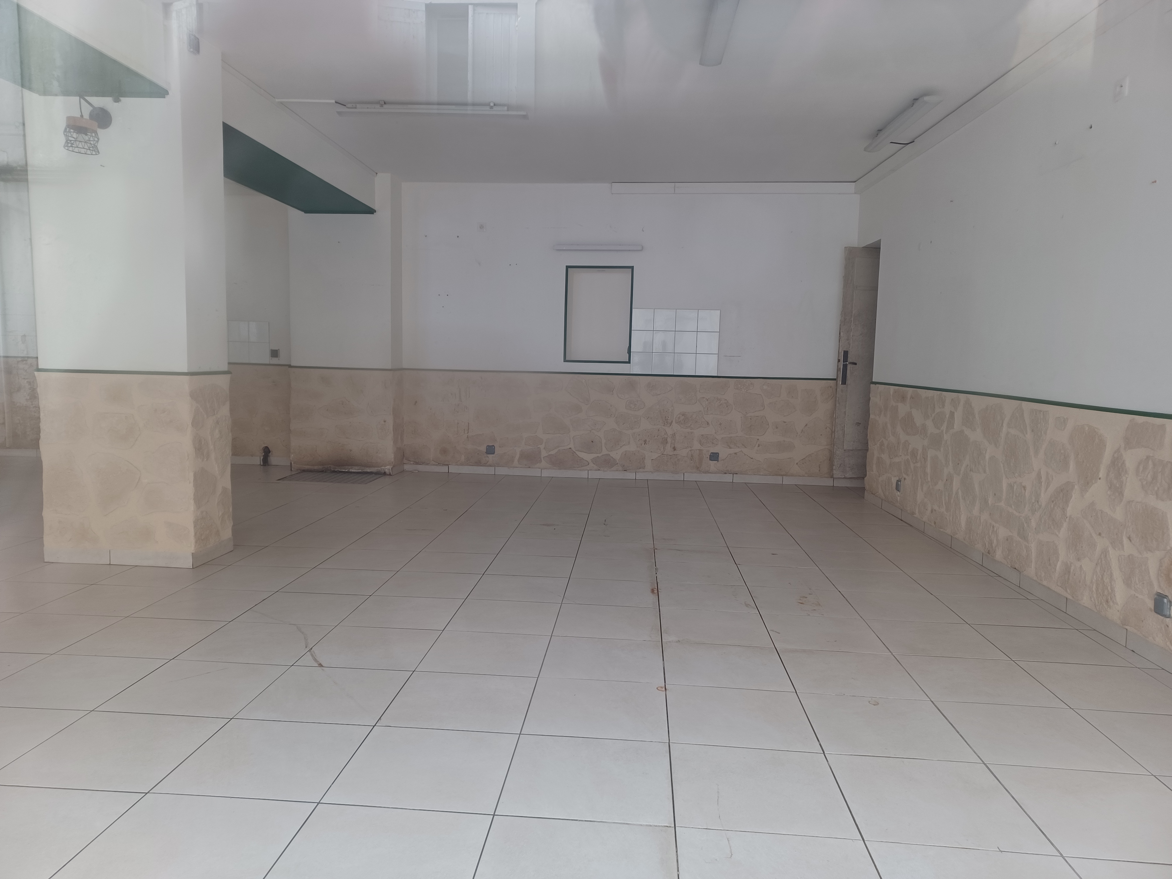 Boutique avec du potentiel, Bien située dans la rue principale qui est une départementale tres fréquentée et avec un parking proche, Située Proche de la place de la mairie ou il y a un marché 2 fois par semaine. 
Nous sommes dans un petit village très agréable avec beaucoup de commerçants. Nous avons tout pour la santé pharmacie médecins infirmieres kiné... les écoles maternelles, primaires,  collège et une crèche.
Cette boutique était très fréquentée avec un bon chiffre d'affaires.
Le prix comprend la boutique principale, l'appartement de 3 pièces situé au dessus et frais d'agence compris. 
Il faut s adresser à l'agence IAD Immobilier photo plus bas. 06 38 95 64 01. Ou à la responsable de l'annonce. 
Nous aimerions que cela reste une boucherie charcuterie traiteur car cela manque beaucoup aux habitants depuis cette fermeture.
Merci.