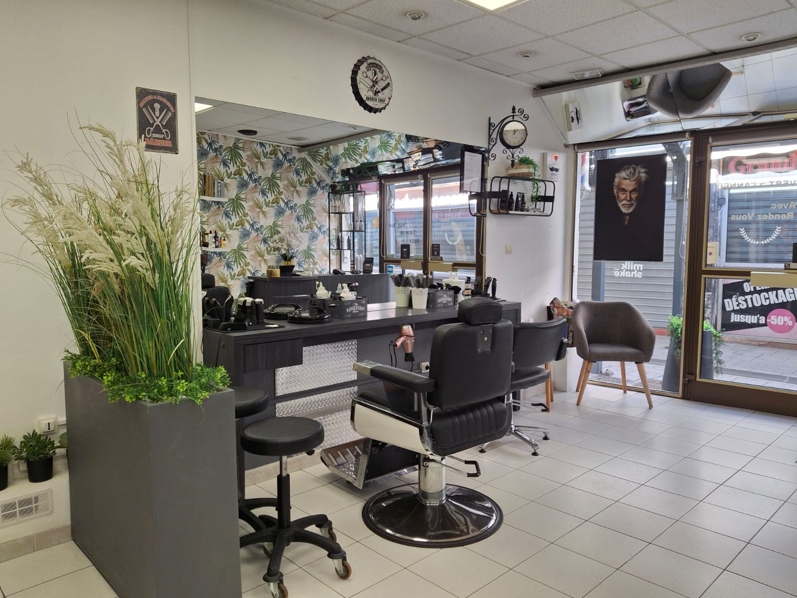 A vendre GRAU D'AGDE station balnéaire fond de commerce salon de coiffure mixte d'une superficie de 37 m2 .
Clés en mains idéalement situé sur un axe fréquenté .
Clientèle fidèle à l'année .
Aucun travaux à prévoir .
Entièrement équipé (6 postes de coiffage, 2 bacs, lave linge, sèche linge, climatisation)
Parking gratuit à proximité .
Loyer de 1000 €
CA  de 06/2024 au 06/2025 105 771 € HT
Cause de la vente : retraite
Reprise d'une employée possible qui est présente depuis 8 ans avec BP