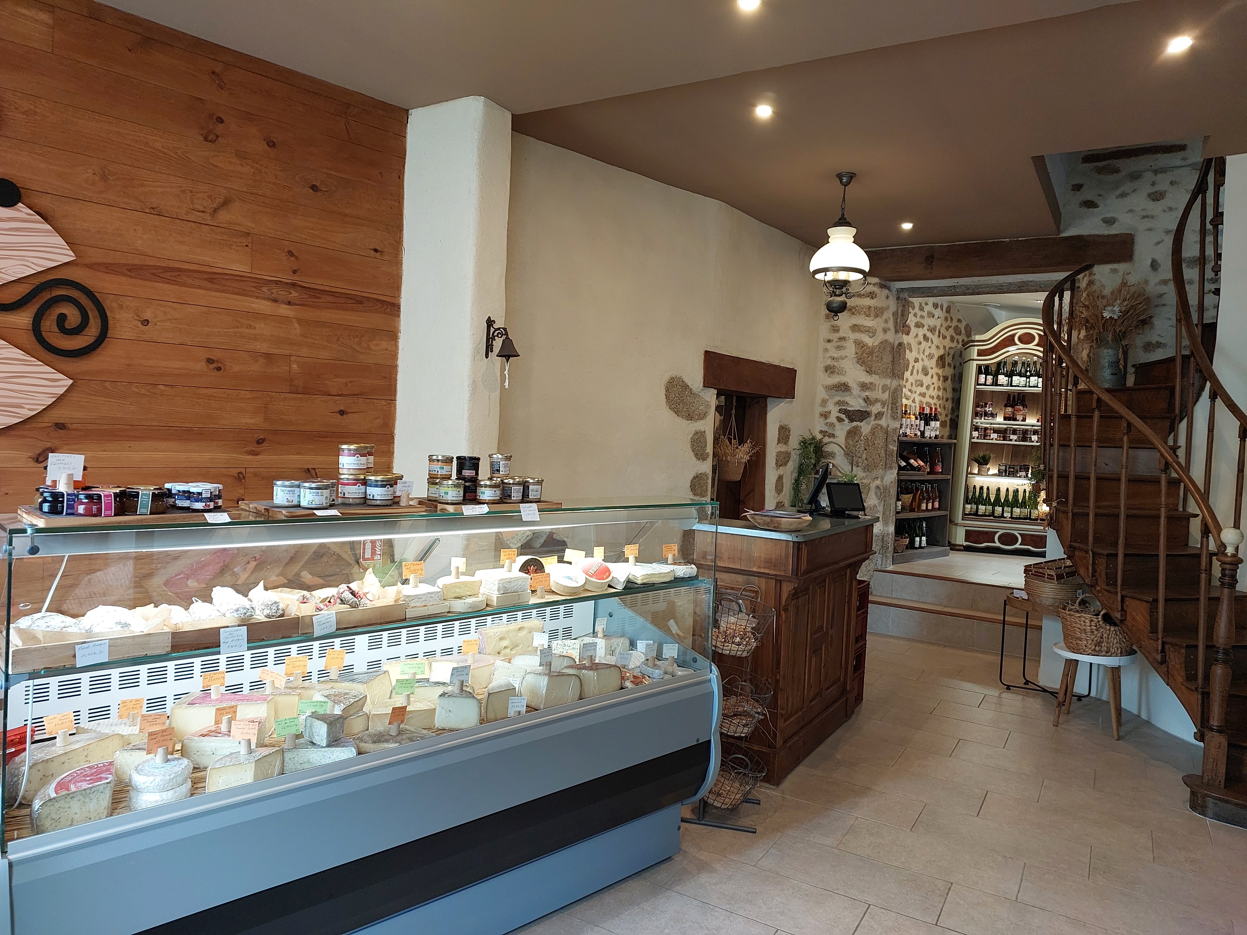 À vendre, fonds de commerce situé en plein centre de Lassay-les-Châteaux, en Mayenne, classé 3ᵉ plus beau village de France en 2023.
Il comprend une boutique de 40 m² environ, un espace de stockage et préparation, une cave ainsi que des sanitaires.
EBE à l'équilibre, ouverture de 28 heures/semaine. Plusieurs pistes de développement possibles pour dynamiser l'activité.
Le bail commercial inclut également un logement de type T2 de 55 m2, composé d'un salon séjour, cuisine américaine, chambre et salle de douche. Le loyer est de 450 euros mensuels.
Aucun travaux ne sont à prévoir.
Opportunité à saisir pour un projet clé en main. 
Premier contact par mail.