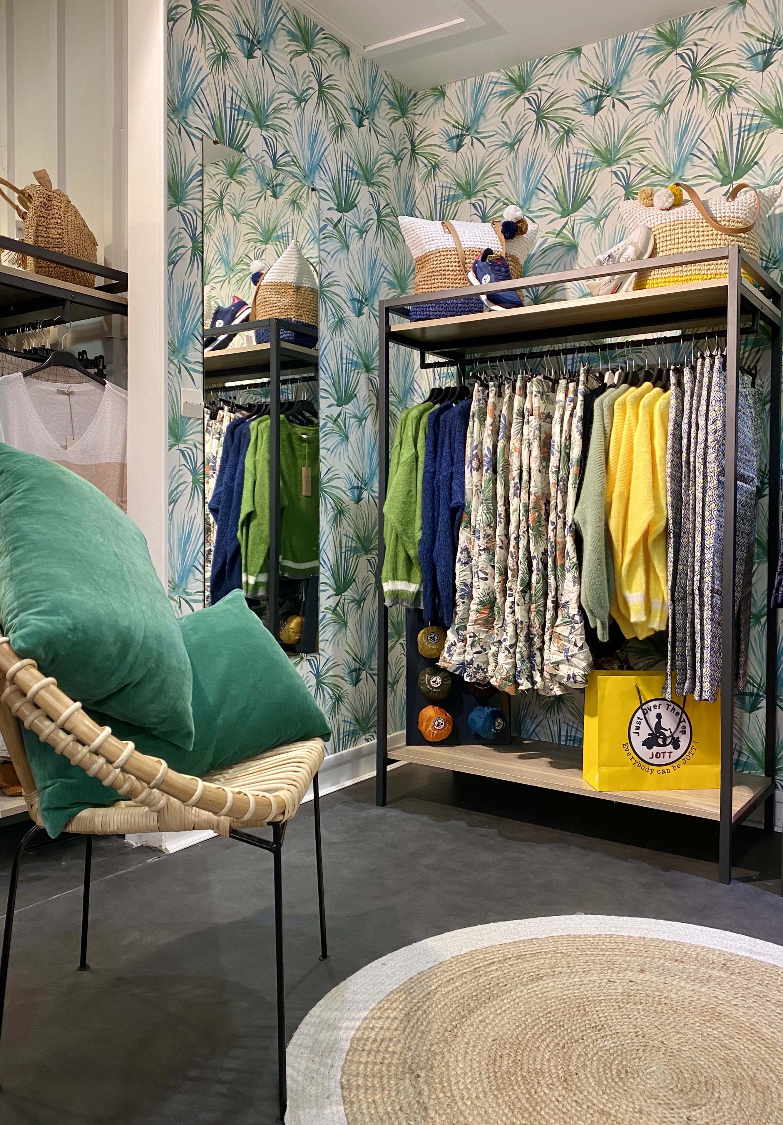 À vendre fonds de commerce 

Boutique de prêt à porter et accessoires pour femmes de 70m2 refait à neuf doté d’une réserve de 15m2 en étage, offrant une grande visibilité grâce a ses 20 mètres de vitrines en angle. 

Emplacement numéro 1 en plein centre-ville sur une petite place piétonne, pleine de charme.

Ville touristique accueillant de nombreux commerces, a deux pas de l’incontournable Viaduc.

Loyer mensuel de 1300€ 

Prix de vente: 90 000€

Pour plus d'informations, n'hésitez pas a me contacter.