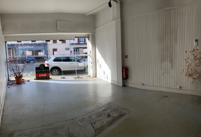 Immeuble mixte à vendre – Centre Montluçon, rue Jules Ferry situé en plein 
centre-ville, près de la gare et du lycée 
Situé  en plein cœur de Montluçon, cet immeuble mixte à rénover offre une opportunité rare pour investisseurs ou professionnels à la recherche d’un bien à fort potentiel.

🔹 Rez-de-chaussée commercial :
•	Magasin avec vitrine, arrière-boutique, bureau, WC – 53 m²
•	Grand local à usage de stockage ou stationnement couvert – 285 m²
•	2 pièces au fond du local + 2 pièces à l’étage à rénover 
🔹 Habitation :
•	1er étage : appartement loué – env. 90 m²
•	2e étage : appartement libre – env. 90 m² ( A rénover ) 
•	3e étage : grenier aménageable