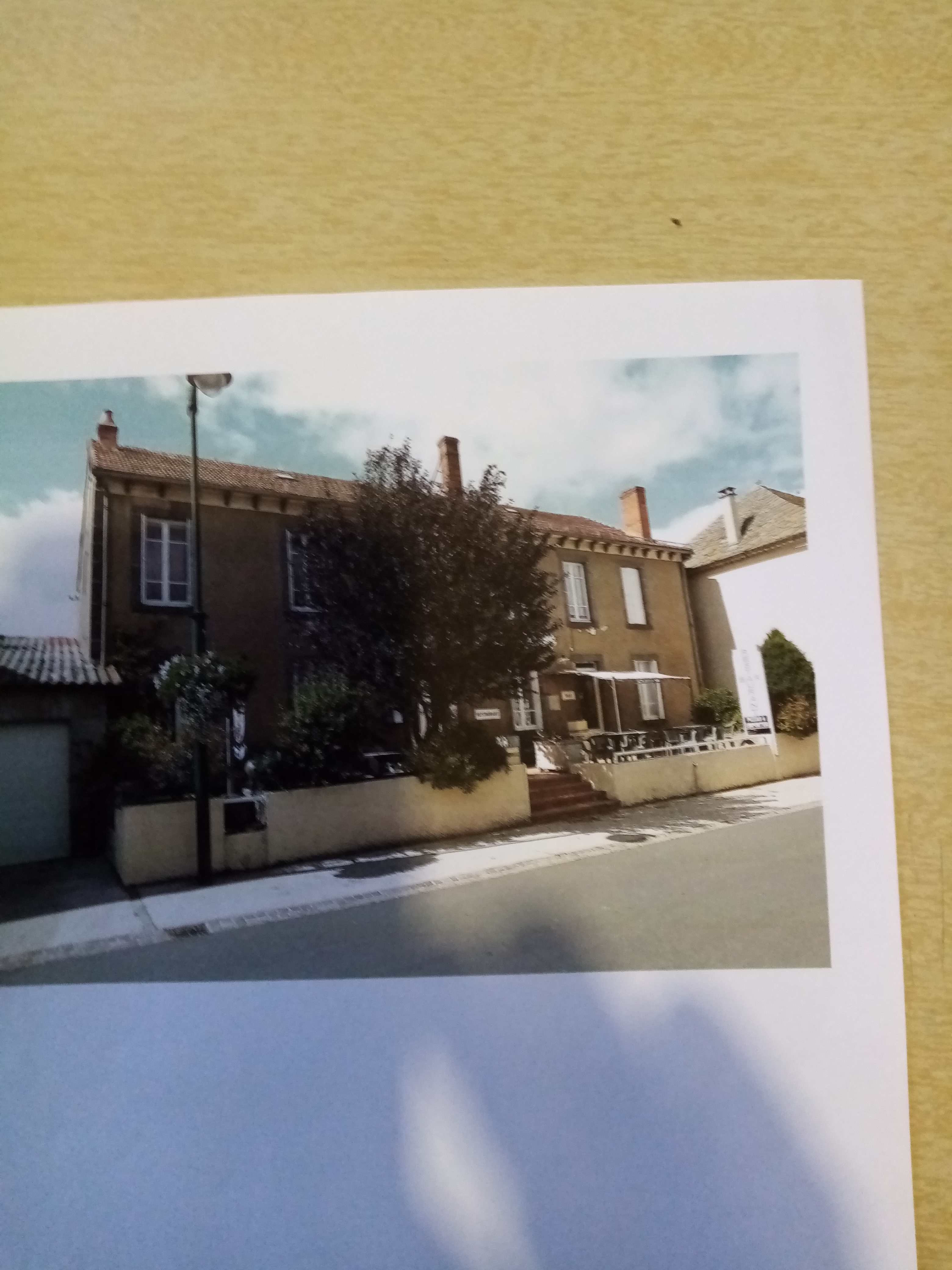 Licence IV OFFERTE BAR RESTAURANT FERMER DEPUIS 2020 SUITE AU DECES DE LA PATRONE la maison  est en partie  encore meublé tenu 16 ans très bien placé à 15 minutes de l autoroute A 75 et plein centre du village de LA CHAPELLE LAURENT  15500 il EST IMPORTANT DE VENIR VISITER POUR VOIR LE POTENTIEL DES LIEUES  ,il faut passer aux multi services tabac journaux  pain etc...pour l instant il n y a plus de bar dans le village .à voir vraiment.