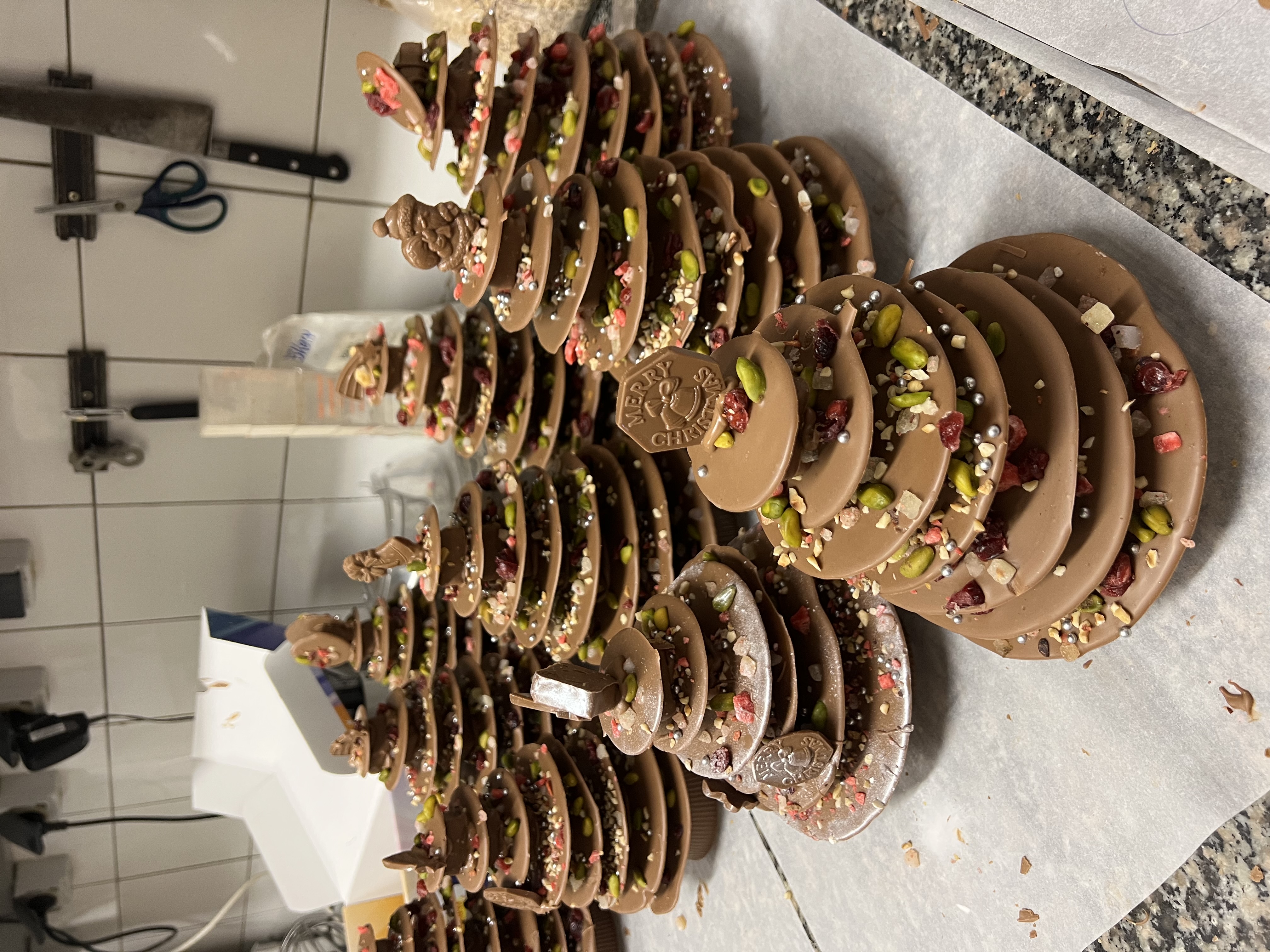 Sur la D940 à 5 minutes des célèbres falaises d’Etretat nous vous proposons notre boulangerie pâtisserie installée au centre d’un village dynamique avec les commerces de proximité, d’une pharmacie, de plusieurs artisans du bâtiment, d’un camping 5* , d’un parc accro branche et d’un vélo rail.  La dynamique du secteur se divise en trois clientèles différentes en fonction de l’année vous régalerez les locaux, la clientèle parisienne appréciera vos produits pendant les week-ends et les fériés et la clientèle touristique étrangère consommera avec gourmandise les spécialités. Le laboratoire et le fournil sont équipés d’un matériel récent .   Au dessus vous pourrez jouir d’un logement confortable et vaste. Cette affaire est toujours en évolution et conviendra à des professionnels motivés et passionnés par la fabrication de qualité.