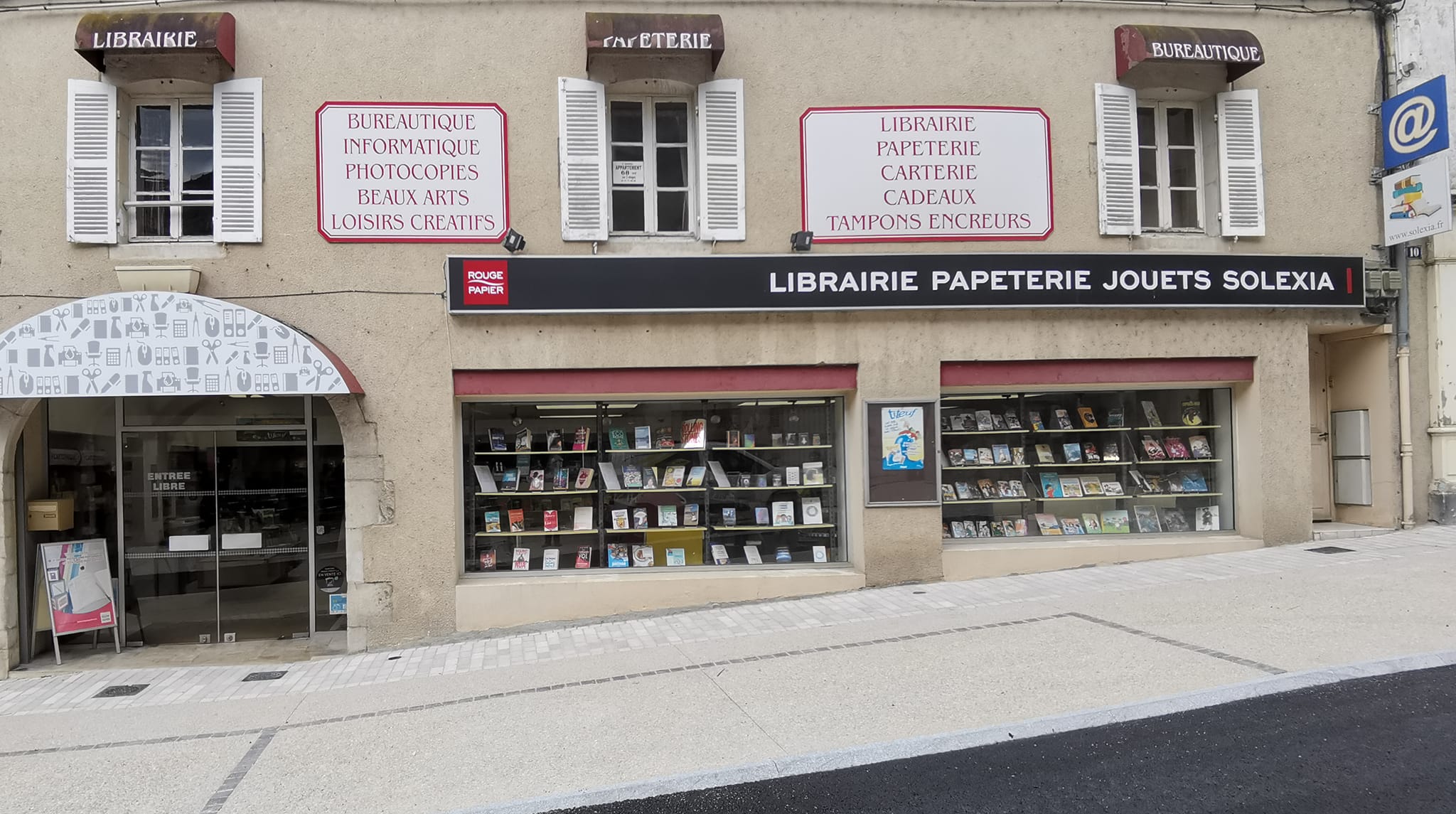 Librairie généraliste installée en centre ville depuis 2006.
Différentes activités : Librairie, Papeterie, Cadeaux, Jouets, Carterie, Informatique, Photocopies, Beaux-arts, Cyber-café.
3 activités de point relais (Mondial Relay, Colis privé, DHL).
Potentiel et évolution possibles.
Clientèle variée (particuliers, entreprises, écoles, collèges, lycées).
Surface totale : 800 m² (400 m² de magasin et autant de réserve).
C.A. : 155 K€.
Loyer : 750 € (50 % payés en moyenne pendant 3 ans par la mairie). Aucune charge de copropriété. Possibilité d'acheter les murs.
Fonds de commerce : 35 000 euros + stock à prévoir.
Accompagnement possible.