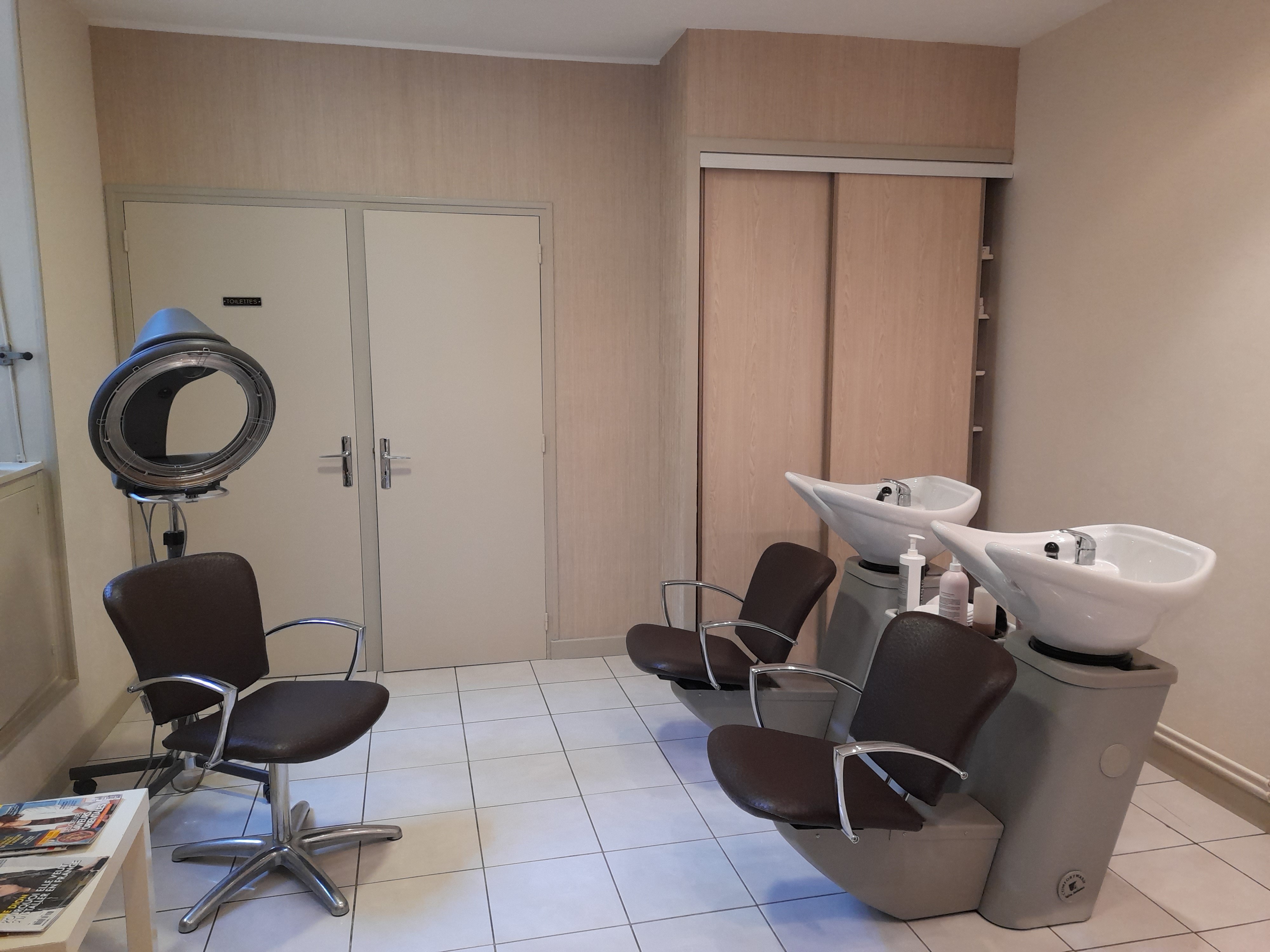 A céder, cause retraite, à Semur-en-Auxois (21):
Le salon, spacieux, de près de 45m² avec plus de 4ml de vitrine, à l'architecture intérieure contemporaine mêlant le charme de l'ancien, dispose sur deux pièces distinctes de 4 postes de coiffage, 2 bacs et un roller ball. 
Clientèle fidélisée et mixte après 45 ans de travail dans ce salon. 
Sans salarié.
Loyer mensuel de 410€
Prix du fonds : 35 000€