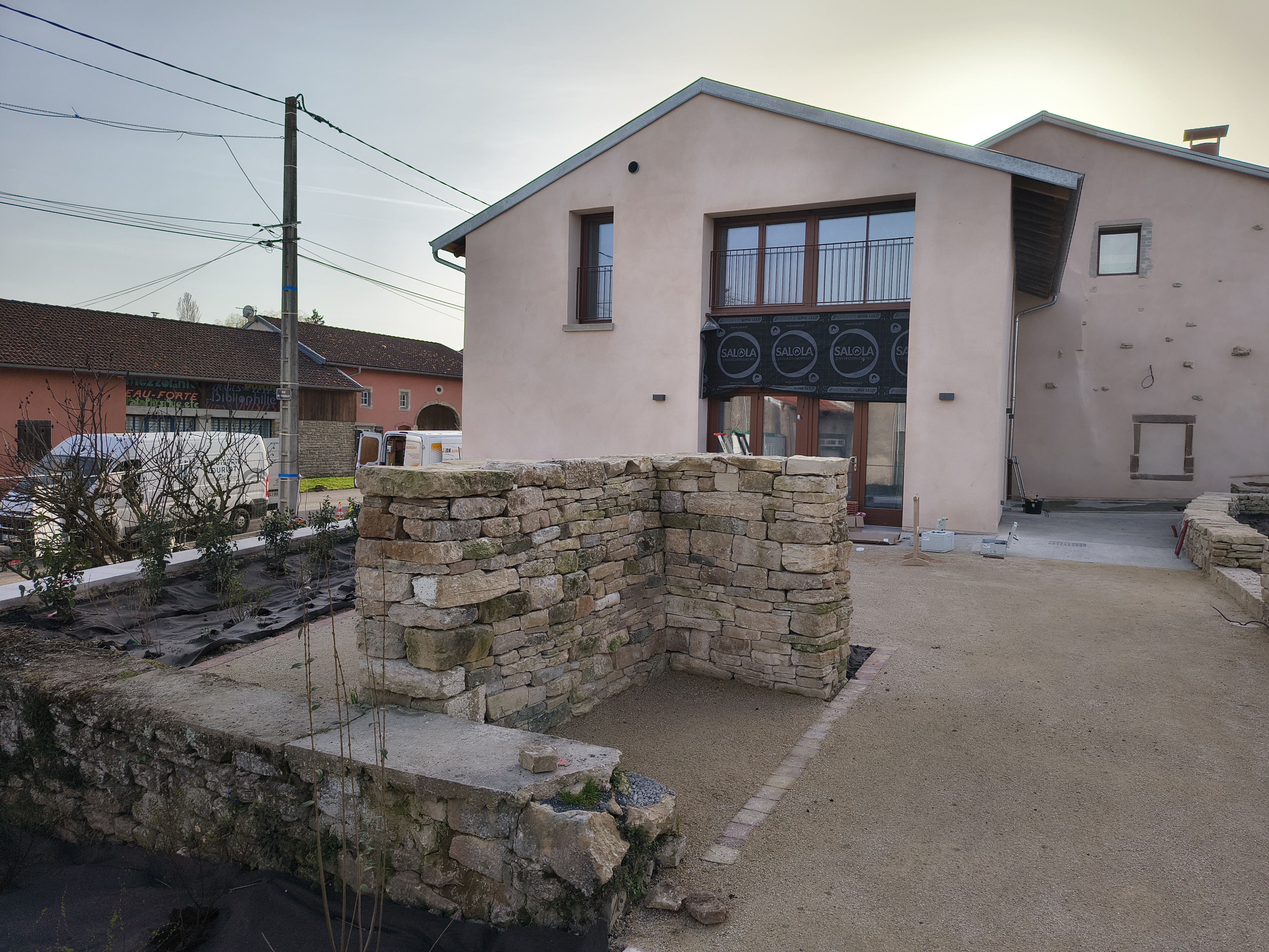 Fontenoy-la-Joûte est une commune rurale française du département de Meurthe-et-Moselle, en région Grand Est, située entre Lunéville et Baccarat. 
Elle compte 311 habitants (données 2023), avec une densité d’environ 28 hab./km². 
La commune fait partie de la Communauté de communes du Territoire de Lunéville à Baccarat. 
Fontenoy-la-Joûte est surtout connue comme “Village du Livre” depuis 1996, avec une dizaine de librairies, bouquinistes et événements littéraires qui attirent amateurs de lecture et visiteurs. Ce label culturel contribue à sa notoriété bien au-delà de sa taille modeste. Le village, typiquement lorrain, est aussi apprécié pour son cadre naturel verdoyant, ses paysages agricoles et forestiers. Il est situé à environ 55 km au sud-est de Nancy, offrant un accès facile aux villes voisines tout en restant calme et authentique. Sa vie locale comprend des manifestations culturelles régulières autour du livre et de l’écriture, renforçant son identité singulière. 

Profil de gérant.e recherché.e :
• Vous possédez des vraies qualités de commerçant et une vive volonté d’entreprendre.
• Vous souhaitez vous engager en faveur de la ruralité et en comprenez les enjeux.
• Vous justifiez d’une expérience significative dans le secteur de la restauration et maitrisez
les techniques culinaires essentielles, ainsi que les normes d’hygiène et de sécurité
• Vous avez des bases solides en gestion et faites preuve de rigueur et d’organisation
• Vous avez des fonds propres et/ou envisagez un prêt pour le lancement de votre entreprise
et l’achat du matériel sur place.

Activités : bar, restauration, animations, multiservices.

Local :
-Etat neuf
-Equipements mis à disposition par la mairie : chauffe-plat, armoire positive, armoire négative,
bain-marie, centrale de nettoyage, four, friteuse, lave-vaisselle, verrerie, lot de casseroles, machine à café, table inox
-Superficie : salle de restaurant/bar 80.7m2, cuisine 19.2m2, réserve et stockage 6.3m2, espaces
extérieurs environ 45m2-Stationnement à proximité.

Contrat proposé : location- bail commercial 3-6-9 ( local, matériel, Licence IV)- 400€

Aspects financiers :
• Apport financier pour l’achat de matériel et petits équipements +
trésorerie de départ 10 000€