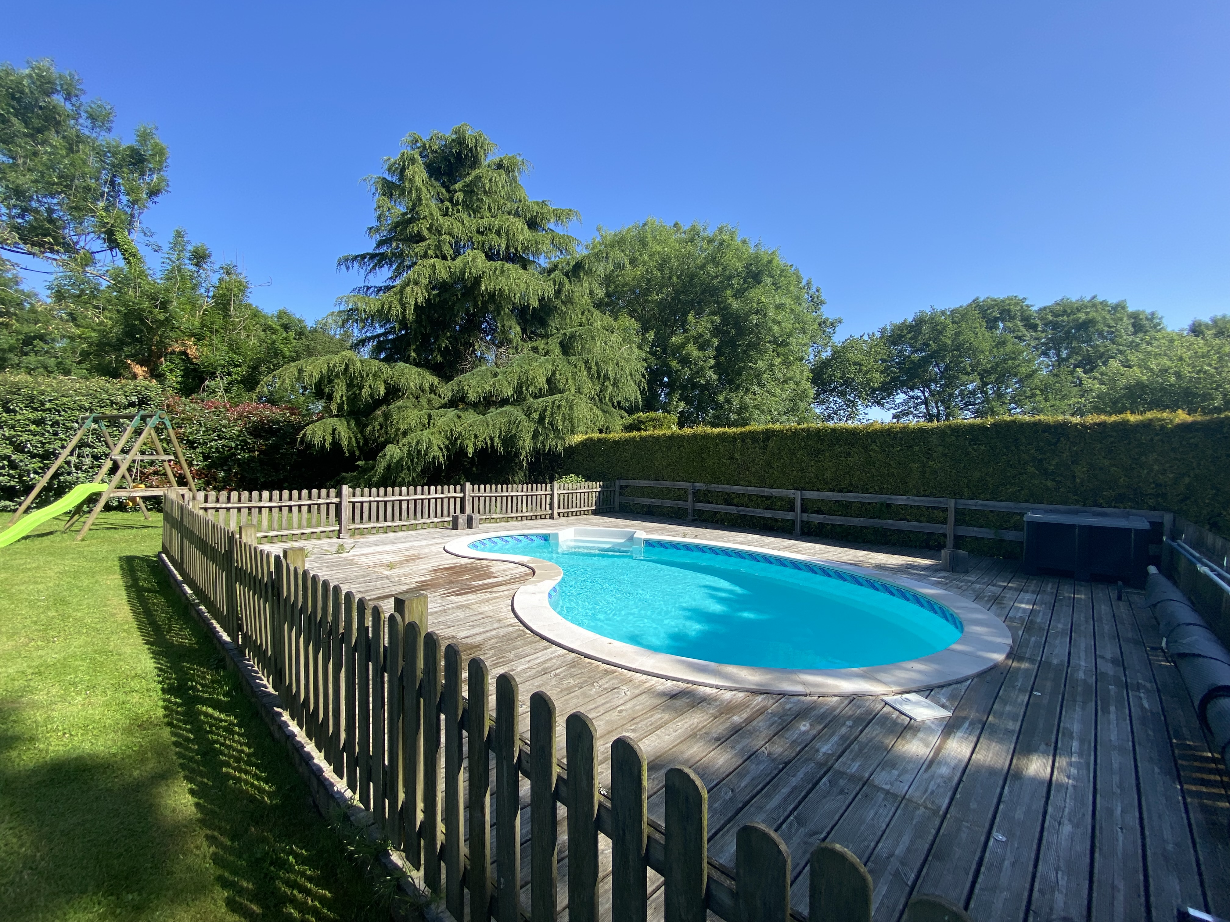 Un havre de paix authentique avec un potentiel locatif irrésistible !
Niché au cœur de Lantillac, dans un cadre bucolique préservé et hautement recherché, cet ensemble immobilier unique allie charme ancestral et modernité. Avec une surface habitable de près de 400 m², cette longère rénovée, son gîte indépendant et son appartement T2 offrent un espace idéal pour une grande famille, des réceptions mémorables ou un investissement locatif d’exception. Préparez-vous à être séduit par son potentiel de rendement et son emplacement privilégié !
Un des atouts majeurs de cette propriété est son potentiel locatif exceptionnel et diversifié, garantissant un retour sur investissement remarquable grâce au gîte déjà en activité et à l’appartement T2 prêt à l’emploi. Idéalement située au cœur de la paisible commune de Lantillac (56120), à seulement quelques minutes des commodités de locminé/Josselin et Réguiny et à proximité des grands axes menant à Vannes/Rennes et Lorient, cet ensemble immobilier unique offre un cadre de vie idyllique, cette OPPORTUNITÉ TRÈS RARE sur le marché saura séduire les amateurs de belles demeures et les investisseurs avisés.
🏠 Un ensemble d’exception à découvrir pièce par pièce
La propriété s’étend sur un terrain paysager et arboré de 4 667 m², un véritable écrin de verdure, et se compose de trois espaces distincts, chacun avec son caractère unique :
🌿 La Longère Principale (230 m² habitables)
Une habitation principale aux volumes généreux, où le charme d’antan rencontre le confort moderne :
• Une vaste pièce de vie avec cheminée en pierre et sa cuisine aménagée
• Une salle à manger spacieuse, parfaite pour les réunions familiales et ses 55 m² de terrasses attenantes.
• Un salon cosy baigné de lumière naturelle.
• Chauffage au sol pour un confort optimal.
• Quatre chambres aux beaux volumes, avec des espaces de rangement astucieux.
• Une salle d’eau élégante et des sanitaires bien pensés.
• Une chaufferie équipée d’une pompe à chaleur récente (2023) pour un chauffage performant.
• Un double garage pour deux véhicules, idéal pour les amateurs de rangement.
• Une piscine de 30 m³ avec liner suspendu et sa très grande terrasse entièrement clôturée, un véritable havre de détente.
• Atouts charme : Poutres apparentes, murs en pierre et matériaux nobles préservés, témoignant des rénovations soignées réalisées entre 2012 et 2023.
🌞 Le Gîte Indépendant (135 m² habitables)
Un espace autonome, prêt à générer des revenus locatifs saisonniers :
• Entrée indépendante pour une confidentialité totale.
• Une pièce de vie lumineuse avec coin cuisine équipée, idéale pour les hôtes.
• Trois superbes suites parentales, parfaites pour accueillir jusqu’à 6-8 personnes.
• Une terrasse privative de 30 m², un coin repos en plein air. Un terrain de boule
Bonus : une grosse marge d’optimisation du Ch.A. car pas exploitée à 100% de son potentiel
🏡 L’Appartement T2 Indépendant (25 m²)
Un petit bijou d’appoint avec entrée privative, offrant flexibilité :
• Un salon/kitchenette fonctionnel.
• Une chambre cosy.
• Une salle d’eau moderne.
Parfait pour un revenu complémentaire ou un espace indépendant pour la famille.
🌳 Un environnement d’exception
Cette propriété offre un cadre naturel privilégié :
• Un grand terrain arboré de 4 667 m², parfait pour des projets d’aménagement ou de détente.
• Exposition Sud Sud-Ouest pour un ensoleillement optimal toute l’année.
• Calme absolu dans un village préservé, tout en restant accessible aux grands axes.
• Puits artésien avec pompe, un atout écologique et pratique.
• Possibilité d’acquérir une parcelle supplémentaire de 2 053 m² devant la propriété, pour une valorisation foncière ou un agrandissement.
💰 Opportunité d’investissement exceptionnelle
Cette configuration unique (longère + gîte + appartement T2) est un véritable trésor :
✓ Résidence principale spacieuse et pleine de caractère.
✓ Revenus locatifs stables avec le gîte et l’appartement.
✓ Potentiel d’accueil familial ou touristique exceptionnel.
✓ Valorisation patrimoniale dans un secteur en pleine essor.
✓ Éco-responsabilité avec la pompe à chaleur et l’installation de panneaux solaires prévue dans les prochains mois pour l’autoconsommation ou la revente.
🎯 Pourquoi craquer pour ce bien ?
Cette longère allie l’authenticité d’une demeure d’époque à des équipements modernes (piscine chauffée, terrasses généreuses, chauffage au sol), le tout dans un cadre bucolique rare. Que vous soyez en quête d’une résidence de prestige ou d’un investissement locatif rentable, cette propriété répondra à toutes vos attentes !
✅ Ne laissez pas filer cette pépite – Agissez vite !
Contactez-moi dès maintenant pour organiser une visite et découvrir en exclusivité ce bijou immobilier. Cette demeure d’exception est faite pour vous – ne tardez plus !
👉 Christophe Danet - Votre expert Efficity à vos côtés
📞 06 75 02 68 79 | ✉️ cdanet@efficity.com