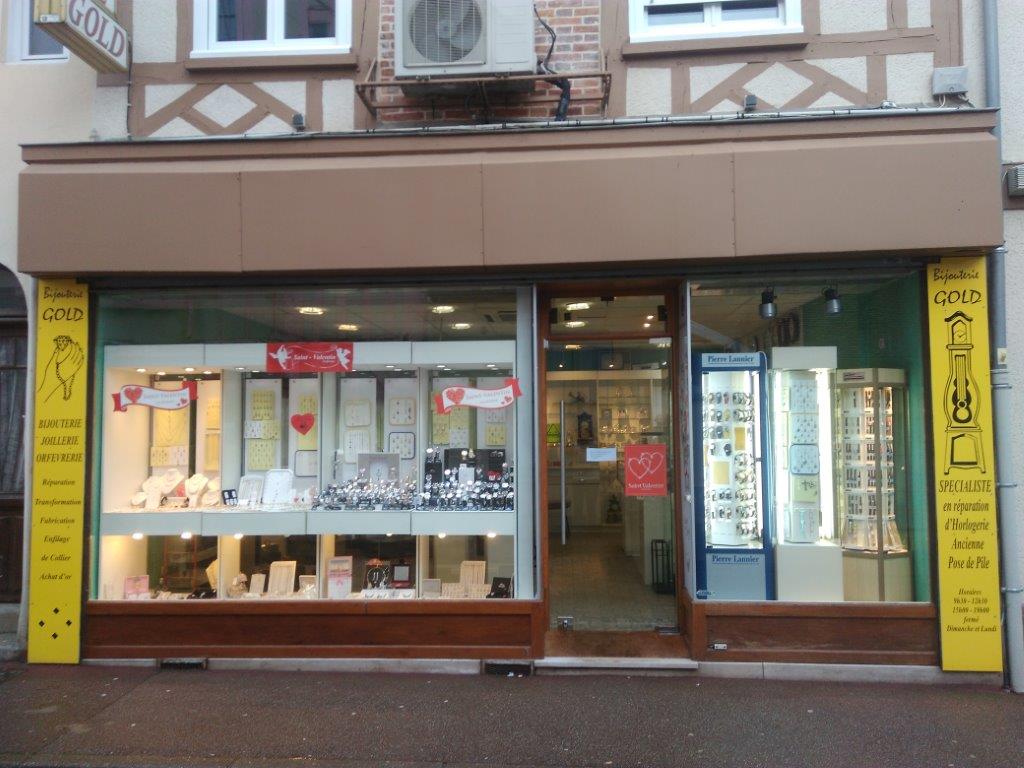 cause retraite Vend ou( loue avec promesse d'achat sur 3 ans) fond de commerce horlogerie bijouterie situé dans l’Eure a conches en ouche 27190 village en pleine expansion dans immeuble rénové avec atelier sur place et arrière boutique, possibilité d’appartement au dessus du magasin
 Avec coffres fort et alarme au normes .
. informatique avec logiciel bijou 3  a voir nouvelle mise a jours
 9 vitrines intérieur + 3 vitrines tournante Et 4 vitrines de façade ,2 comptoirs placard avec tiroirs et étagères
Matériel : machine Gravograph pour graver plaque, bijou, timbale et rond e serviette, avec 5 jeu de lettres et machine a affûter les fraise . Machine a graver les alliance
Cuve a ultra son pour nettoyage bijou et horlogerie . machine a polir centrifugeuse OTEC
Potence pour ouvrir les montres+potence pour poser les verres et fermer les boite de montres etc.…..clientèle existante réussite assuré si sérieux zone chalandise seul pour 10000 habitant
aide a la reprise avec accompagnement d'ouverture.
Pour tous renseignement Tel :06 72 89 89 89