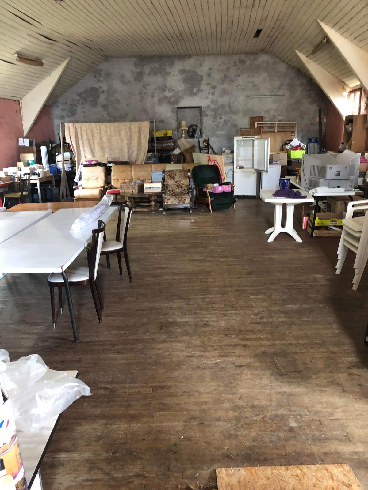 Au bord des Monts d'Arrée et à quelques minutes de la légendaire forêt de Huelgoat cet Ensemble immobilier d'un volume total de 270 m² composé d'un commerce (bar) (40m² environ) avec logement à l'étage (40 m²) + grenier aménageable (40 m²)  sur la première partie (garage attenant) et ancienne salle des fêtes (150 m²) pour la 2ème partie
Jardin de 200 m² sur l'arrière. 
Cet ensemble immobilier est prêt pour reprendre du service (tous commerces possible). 
En l'état peut continuer à être exploité en tant que bar, nécessite rénovation pour tout le reste. 
Au rdc vous entrez directement dans le bar avec accès sur la grande salle attenante et sur l'arrière pour la partie jardin. 
A l'étage vous trouverez 3 chambres et une salle d'eau/WC ainsi
Au 2ème étage le grenier aménageable pouvant être transformé au moins en 2 chambres. 
Très beau potentiel avec la salle (ancienne salle de Fest Noz) avec une belle hauteur sous plafond (sert actuellement de stockage mais peut être réhabilité si rénovation).