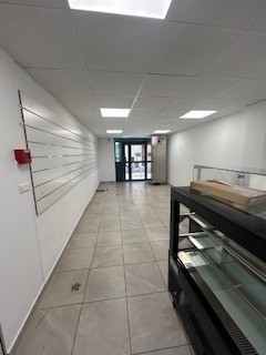 Cet appel à projet vise à implanter une épicerie de proximité avec dépôt de pain dans un local idéalement situé sur l’avenue principale, au cœur du village.
L’objectif est de répondre aux besoins quotidiens des habitants tout en renforçant l’attractivité du centre-bourg.
Ce projet fait suite à une consultation menée avec les habitants, la Communauté de Communes Cœur du Var, la Mairie de Flassans-sur-Issole et Initiative Var, qui a révélé une forte attente pour une offre alimentaire de qualité, accessible et locale.
Les élus considèrent cette épicerie comme un commerce essentiel à la vitalité du village.
Services attendus
Le candidat devra proposer une offre cohérente et complémentaire aux commerces déjà présents :
•	Produits alimentaires du quotidien
•	Mise en avant des produits locaux et de saison
•	Fruits et légumes
•	Produits artisanaux sans concurrence directe
•	Idéalement : dépôt de pain ou point chaud
Valeurs attendues
•	Authenticité et valorisation du terroir
•	Éco-responsabilité : circuits courts, lutte contre le gaspillage
•	Tarifs raisonnables
•	Amplitude d’ouverture large, idéalement 6j/7 du matin au soir
•	Participation à la dynamique locale : animations, ateliers, événements
Un projet fortement soutenu par les élus,
L’installation de cette épicerie représente un enjeu majeur pour la vie du village : maintien des services de proximité, création de flux en centre-bourg et renforcement du lien social.
Les élus attendent un porteur de projet engagé, professionnel et capable d’assurer la pérennité et la qualité du service rendu à la population.
Loyer : 450 TTC