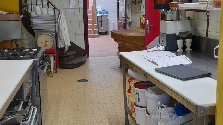 A vendre fonds de commerce de charcuterie-traiteur traditionnel

Situé au cœur d’une commune de 4500 habitants, dans un environnement récemment aménagé, sur l’axe principal entre Châteauroux et Tours

Places de parking devant la boutique

Bâtiment communal, loyer modéré de 480 € /mois

Rénovation de la boutique prévue en 2024

Matériel en bon état, 2 chambres froides

Potentiel de développement sur l’activité traiteur

Portage de repas à domicile 3 fois par semaine

Effectif : 1,5 ETP

Chiffre d’affaires  215 000 k€