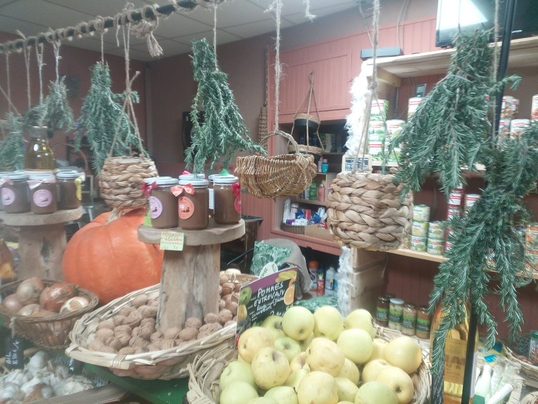 FOND DE COMMERCE A VENDRE (epicerie fruits légumes, boissons, café) dans un village de montagne se situant dans les Gorges de la Vésubie.

LA RETRAITE approche pour moi, aussi je cherche un nouvel acquéreur qui saura faire perdurer le lien que j'ai créé avec les villageois, touristes. Un lieu ou les gens aiment se retrouver, échanger, partager...
J ai l habitude de travailler avec les bergers (vente de fromages de chèvres, brebis et vache), les maraîchers de la Vallée (légumes non traités en toute saison), les apiculteurs, des petits plats traiteurs sont également proposés aux clients.
Une vallée où il fait bon vivre, très touristique grâce à notre Via Ferrata, nos nombreuses randonnées dans le Parc du Mercantour, et notre bassin écologique qui attire de nombreuses familles pour les baignades l'été.

Dans le village, il y a déjà é boulangeries, 3 restaurants, 1 bar, une pharmacie, une fleuriste, une esthétitienne, un snack ouvrira prochainement ses portes, un médecin, des infirmiers, une salle polyvalente, une école, des bus...