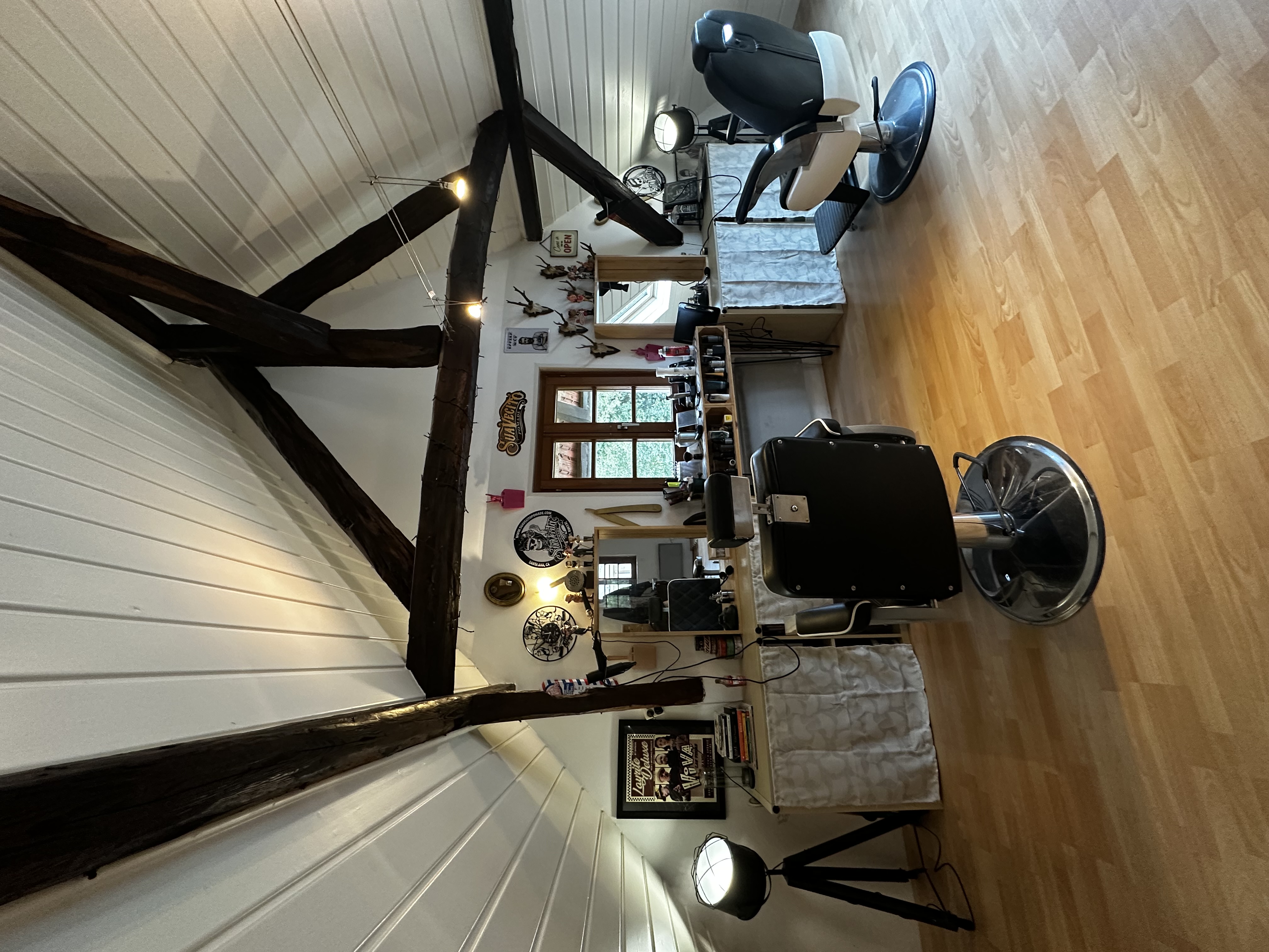 Cathy souhaite léguer son fond de commerce car elle veut se rapprocher de son domicile de la vallée de Munster (50kms) 
Le salon a été créé en 2010 et a une forte clientèle fidèle et active.
On y pratique tous les services techniques actuels ainsi que l’entretien de barbe et le rasage au coupe-chou en plus des services traditionnels. 
Les marques utilisées sont Davines, Eugène Perma, Ybera, Reuzel et American Crew. 
Il se situe dans un village proche des axes routiers , 10min de Burnhaupt, 15 min de Cernay, 20min de Mulhouse et Belfort.
Le local est atypique puisqu’il s’agit d’une petite maison alsacienne (60m2) avec un jardin-terrasse et un étage. 
Le bail sera reconduit tel quel avec un loyer de 800€ et des places de parking. 
Sans employé actuellement, le planning est pleins sur plusieurs semaine à l’avance.
Et grâce à Planity, le peu de créneaux de libre se remplissent facilement. 
Possibilité de développement avec des employés (4 places de coiffage et 2 bacs) ou coin esthétique. 
Un lieu de travail comme celui ci est unique et mérite de trouver son repreneur.