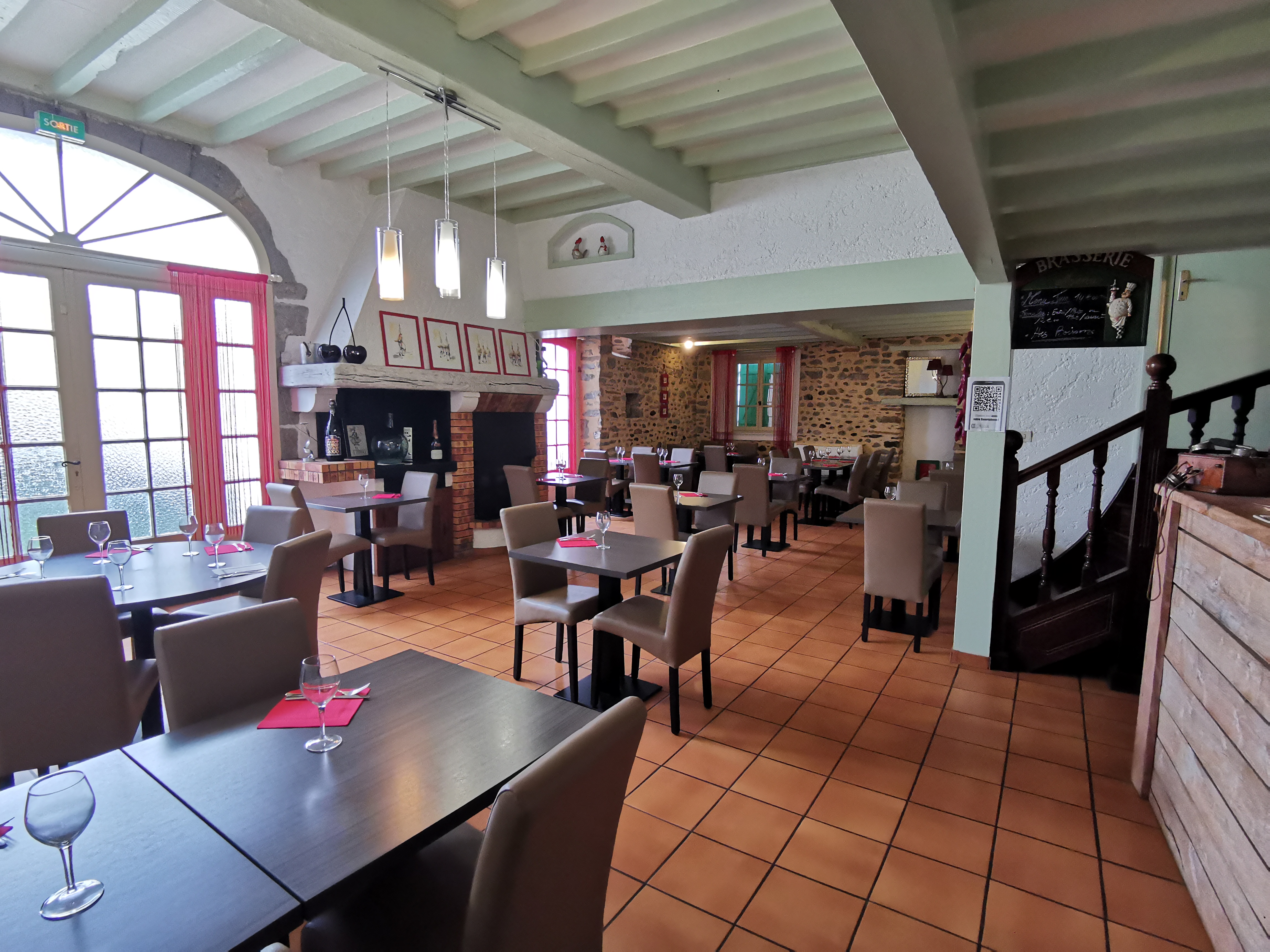 Murs commerciaux: Situé dans un emplacement privilégié avec une excellente réputation, ce café-restaurant de 199m² environ est prêt à accueillir vos projets.
La salle principale dispose d'une capacité d'accueil de 50 couverts, ainsi que de 40 places en terrasse. A l'étage une salle supplémentaire d'environs 30 places assises ( groupe, séminaire ). Le bar est situé dans une salle indépendante et offre une ambiance distincte pour vos clients.
En plus du restaurant, vous pourrez bénéficier d'un appartement de 110m² environ situé au-dessus . Il comprend un salon, quatre chambres, un bureau, un WC, une salle de bain et une salle d'eau.
Vous aurez également la possibilité d'acquérir le fonds de commerce au prix de 99000€ Honoraires Agence Inclus.
Conditions de Vente :
• Prix de Vente : 159 000 euros HAI
• Loyer Mensuel:919 euros
• Honoraires charge acquéreur.

La renommée de cet établissement est un vrai gage pour poursuivre l'activité sereinement.

Pour plus d'information, contactez-moi. .

Information d'affichage énergétique sur le bien associé à cette annonce : DPE NS indice 0 et GES NS indice 0. La présente annonce immobilière a été rédigée sous la responsabilité éditoriale de Mlle Karine Humery (ID 79976), Agent Commercial mandataire en immobilier immatriculé au Registre Spécial des Agents Commerciaux (RSAC) du Tribunal de Commerce de PAU sous le numéro 524913779