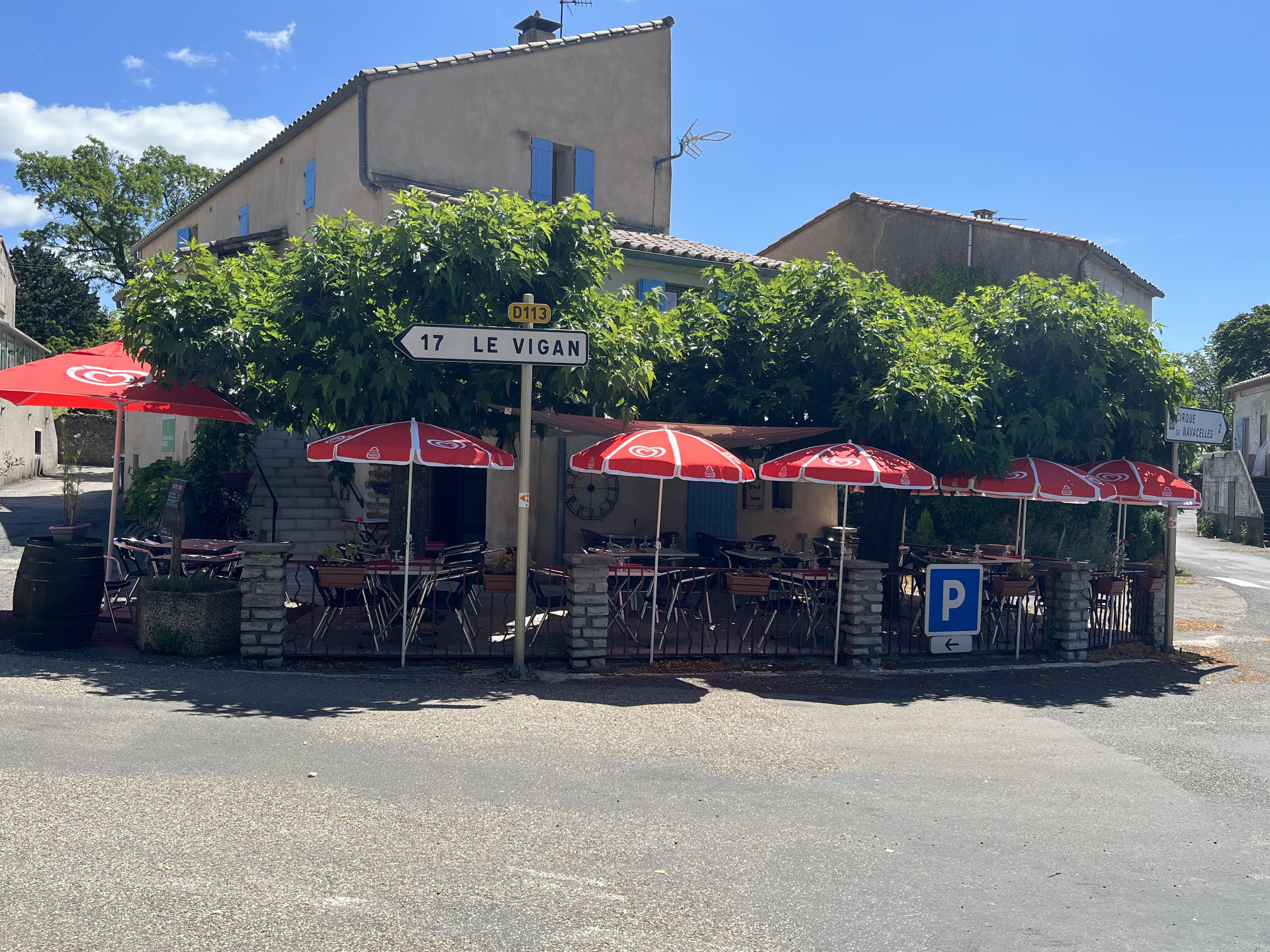 Fond de commerce bar restaurant à proximité d'un site touristique (cirque de Navacelles) sur un axe très passant 
Clientèle touristique mais aussi locale 
Au cœur d'un charmant petit village très agréable 
Terrasse ombragée d'une capacité de 60 couverts 
Salle d'une capacité de 40 couverts
Ouvert toute l'année possibilité de développer le hors saison
Possède un appartement de fonction avec 2 chambres et une pièce à vivre offrant un confort de vie
20 min de Le Vigan 
30 min de Ganges et du Caylar A75
1h de Montpellier et Millau
1h30 de Nimes
Opportunité pour un couple ou des professionnels de la restauration souhaitant s’installer dans un cadre de vie agréable tout en exploitant un commerce rentable et à fort potentiel.