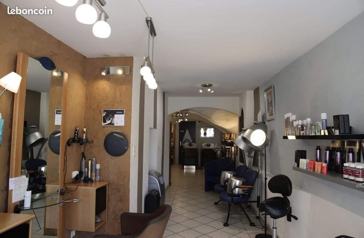 Vends fond de commerce de salon de coiffure, pour cause santé. Salon de coiffure mixte barbier 60m2 Situé dans un beau village touristique provençal proche de Nyons, avec un très bel emplacement et beaucoup de charme. Très bien équipé. Parking à proximité.  Repeint début Novembre 2021 4 postes de coiffure 2 bacs électriques TMS Loyer 366 euros  En exercice depuis 22 ans.  Excellente clientèle.  Prix : 20 000 euros Pour plus de renseignement me contacter au 06 37 42 84 82