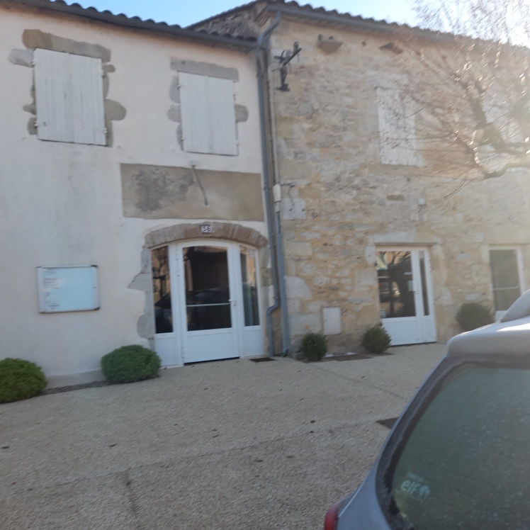 Location restaurant - bar- multiservices de village vide avec licence 4
Cuisine équipée de  :
- 2 armoires réfrigérées positives
- 1 armoire réfrigérée négative
- 1 hotte
- 2 tables inox
et rayonnages