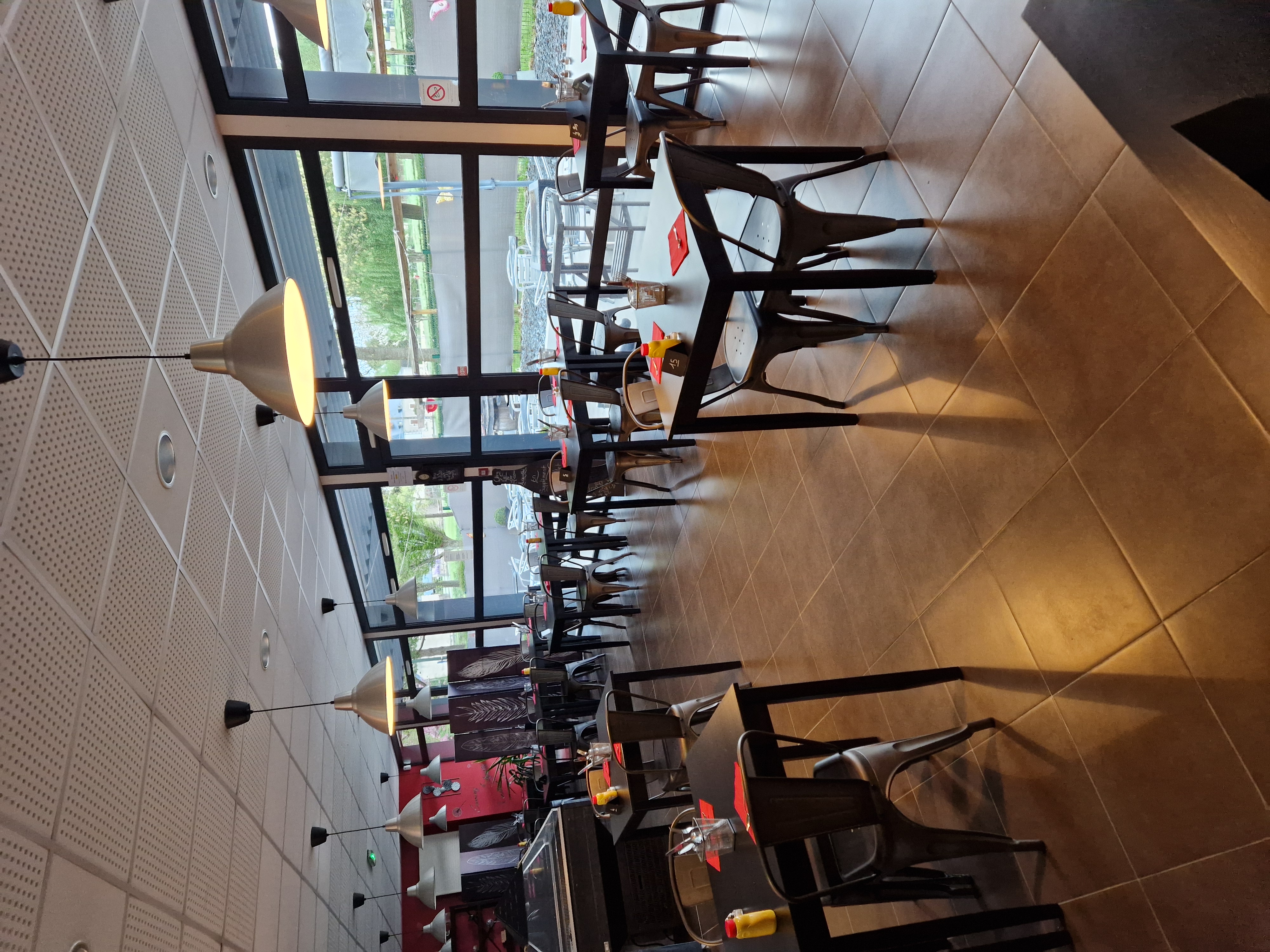 Cause SANTÉ  , restaurant - bar - traiteur  sur la commune de fromentieres avec parkings , petit village très sympathique  , seul commerce du village  , donc gros potentiel  dans  l'évolution des demandes  de la population  ( dépôt de pain , journaux , point relais  , Épicerie  ,  poste  .....etc  ) mais pour ça  il faut la santé  , à ce jour  ouverture le midi  du lundi au vendredi  ( 5 services ( mais demande d'ouverture les soirs et week-end pour des soirées à thème) et un peu de traiteur en plus cocktail  , buffet , anniversaire    mariage ....... ( forte demande à venir ) , des réservations  jusqu'en octobre à ce jour  .
Restaurant clé en main  avec tout le matériel  ( les murs et une partie du gros matériel ( neuf 6 mois )appartenant à la mairie ).
Venez voir  vous serez conquis  , comme  nous l'avons été  , avec le soutien de la municipalité  au top et des associations du village et des alentours. 
Idéalement un couple motivé  , avec connaissance en restauration et traiteur  , ( nous pourrons être présents et aider si besoin)
Le chiffre d'affaire est pas très important à ce jour  , vu la dégradation de notre santé  mutuelle, mais ce maintient à la hausse sur la partie traiteur  plus simple à gérer. 
Situé à 4 km de Château Gontier et 25 kms  de  Laval. 
Pas sérieux s'abstenir merci. 
Le prix  ce finalisera uniquement lors d'un rendez-vous physique. 
Val et Jc  , à votre écoute pour des renseignements supplémentaires et un rendez-vous pour vous faire découvrir notre pt restaurant très accueillant comme beaucoup de clients  nous le disent  , et voyez les notes et commentaires sur Google.