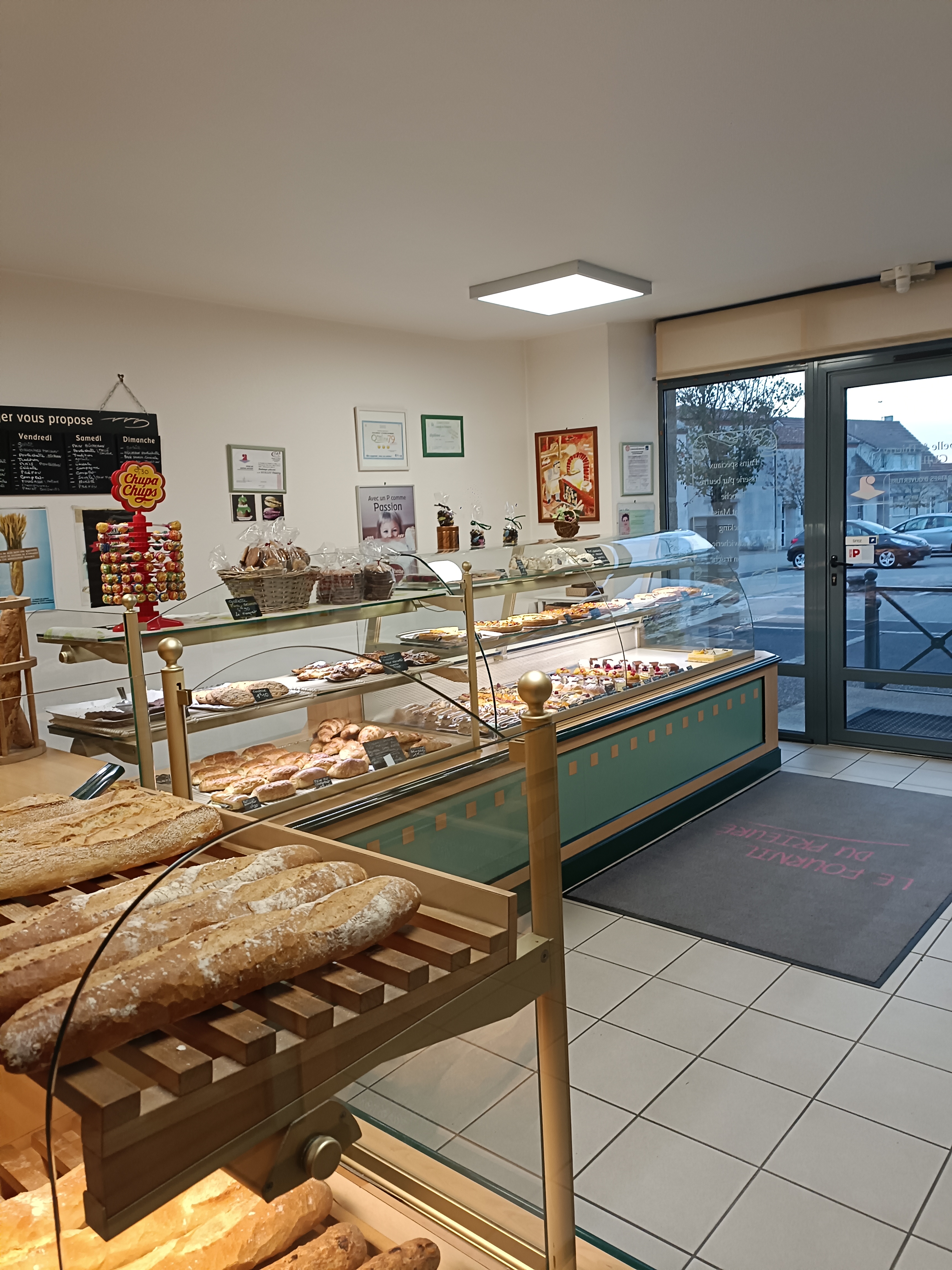 Opportunité à saisir , boulangerie pâtisserie snacking à céder cause retraite 
Région nouvelle Aquitaine , récente , matériel très bon état , parking , commerces , école , industrie , haut potentiel , commune 6000 habitants , 
Seule boulangerie du village , 
Possibilité logement